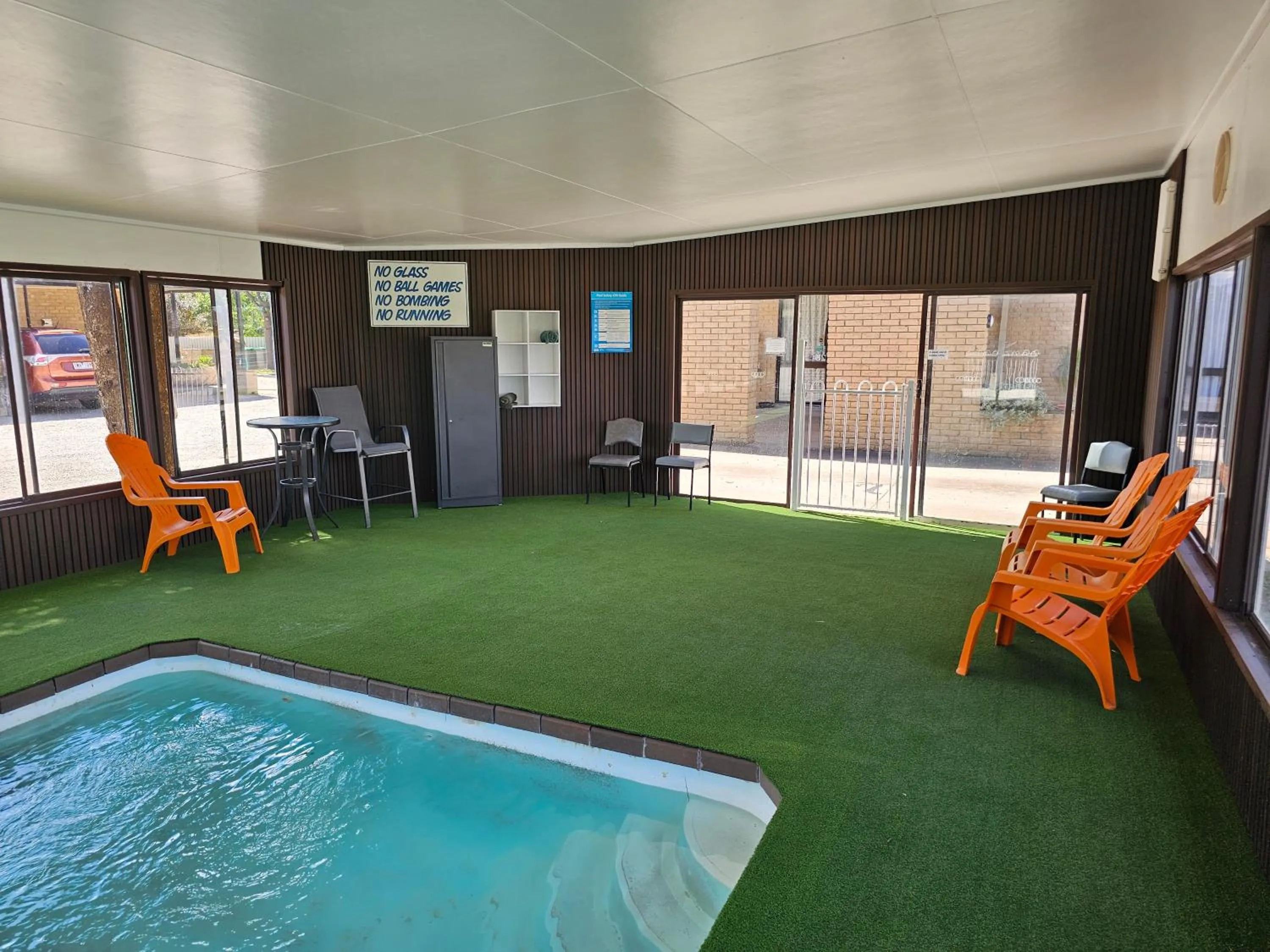 Swimming pool in Majestic Motel