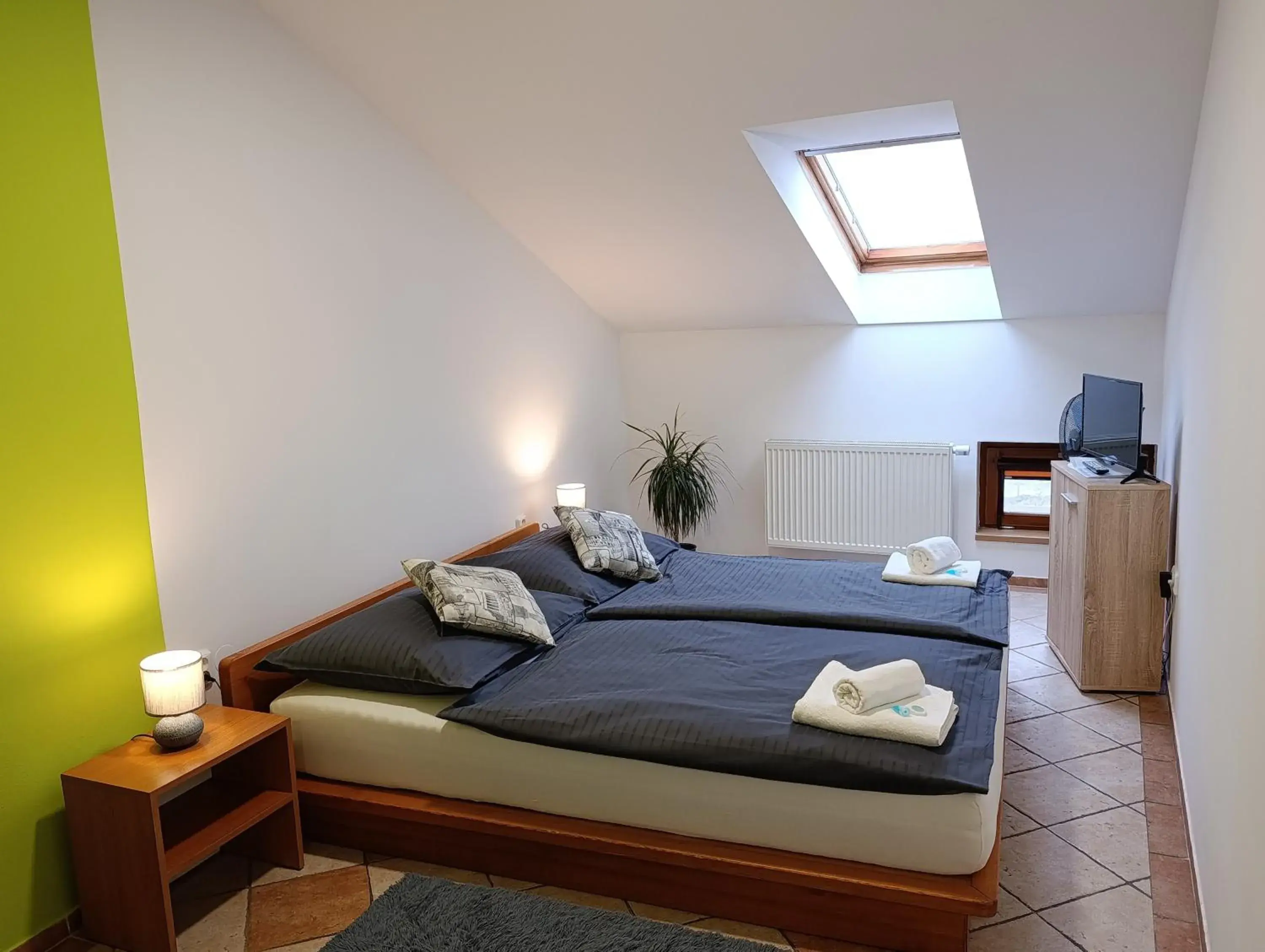 Double or Twin Room with Bathroom - single occupancy in Hotel 28 Double or Twin Room with Bathroom - single occupancy in Hotel 28