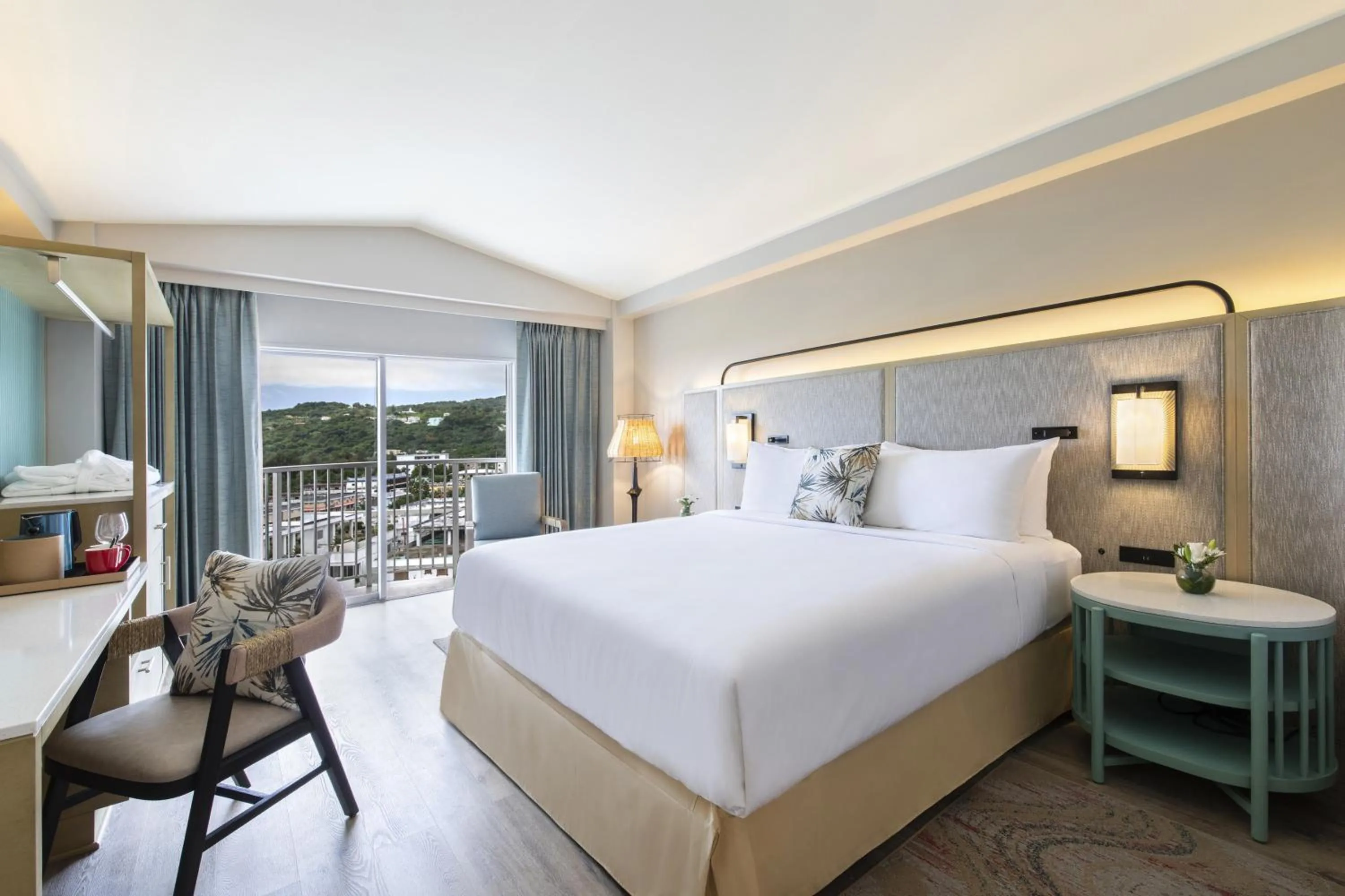 Photo of the whole room, Bed in Crowne Plaza Resort Saipan