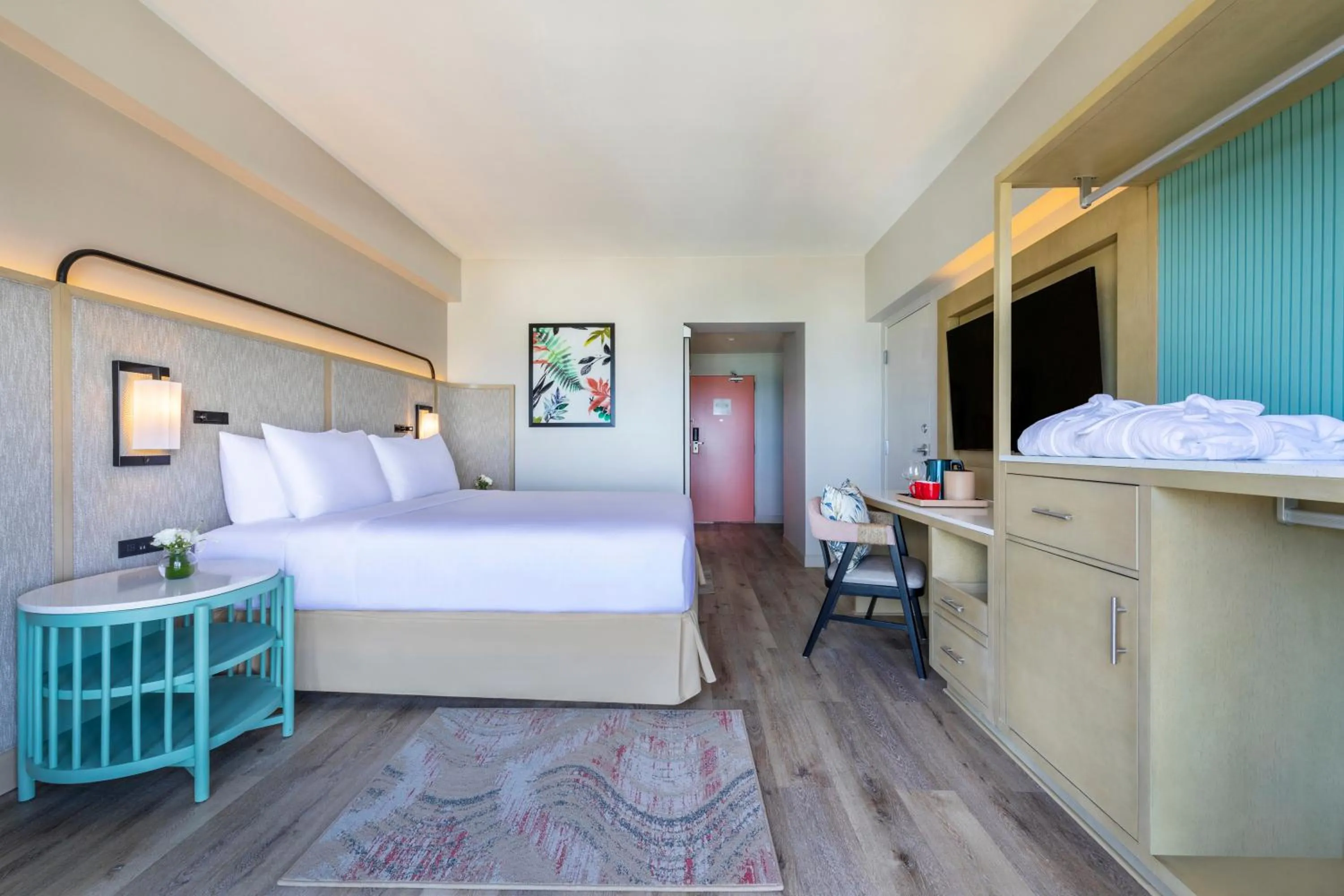 Bedroom, Bed in Crowne Plaza Resort Saipan