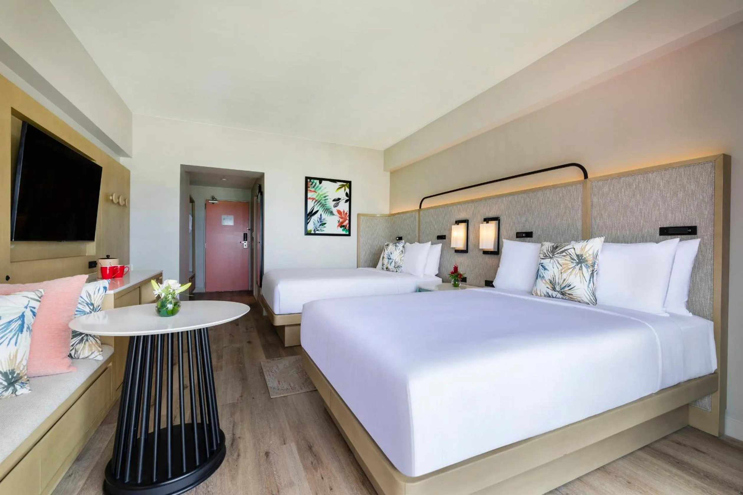 Bedroom, Bed in Crowne Plaza Resort Saipan