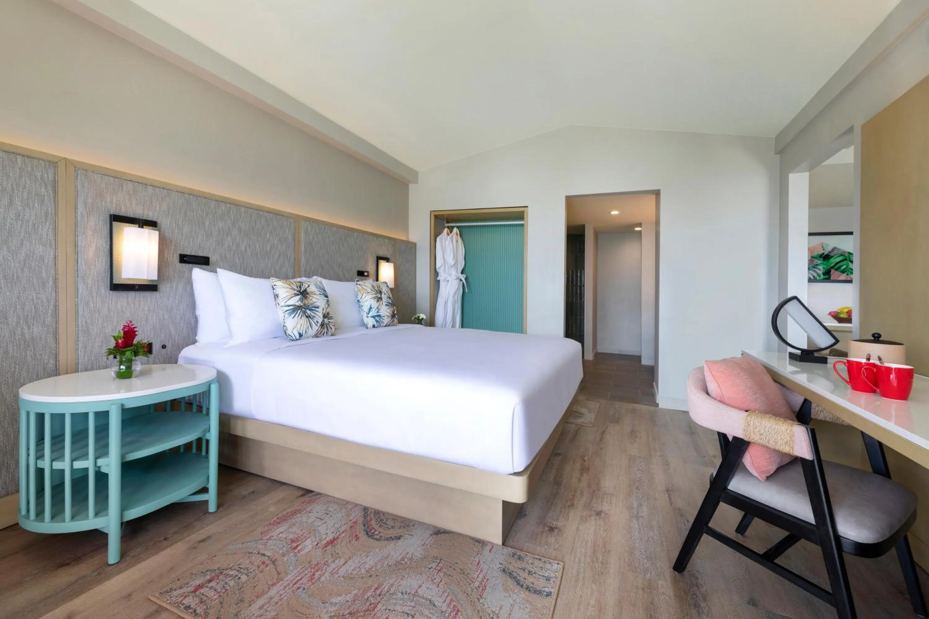 Bedroom, Bed in Crowne Plaza Resort Saipan