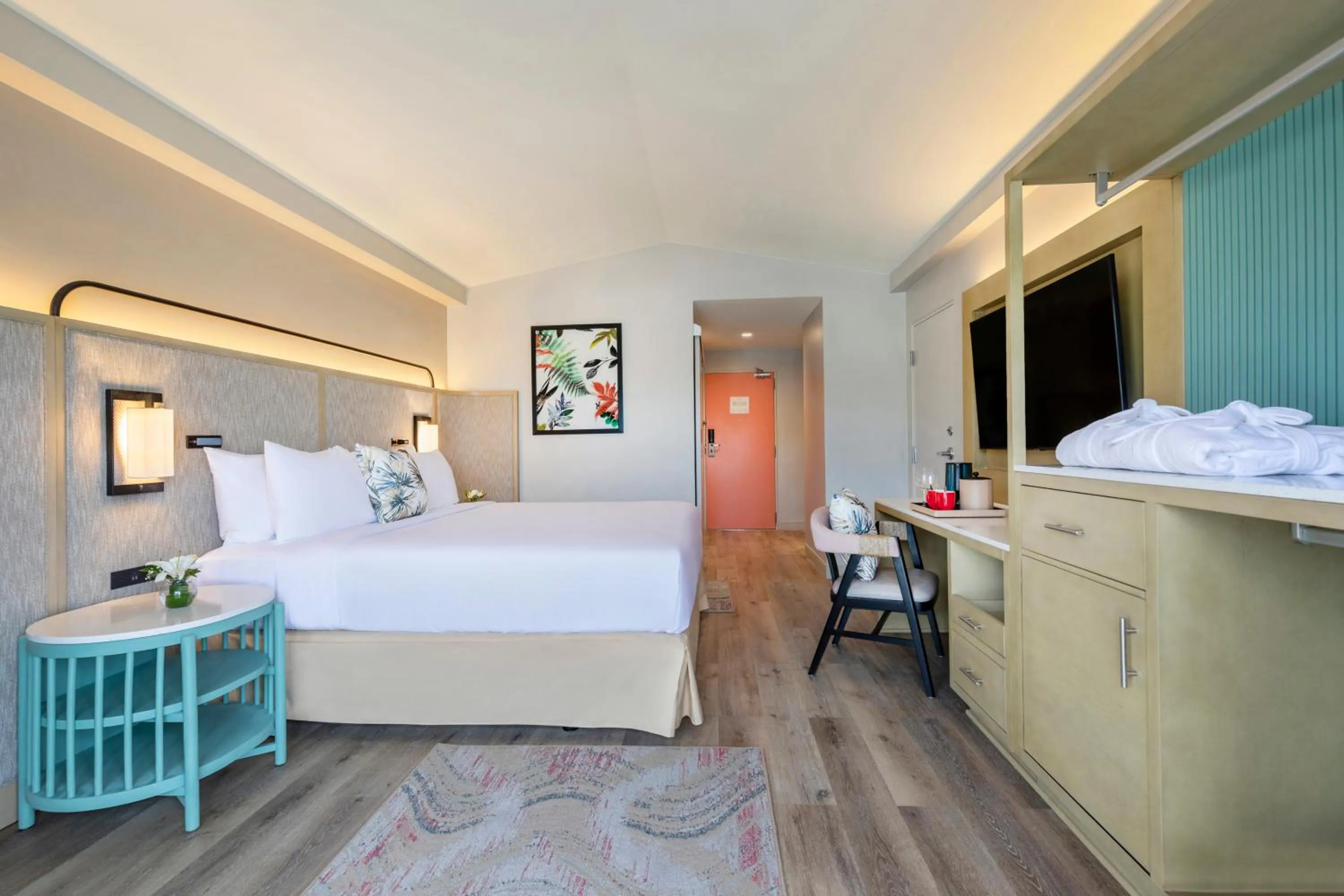 Bedroom, Bed in Crowne Plaza Resort Saipan