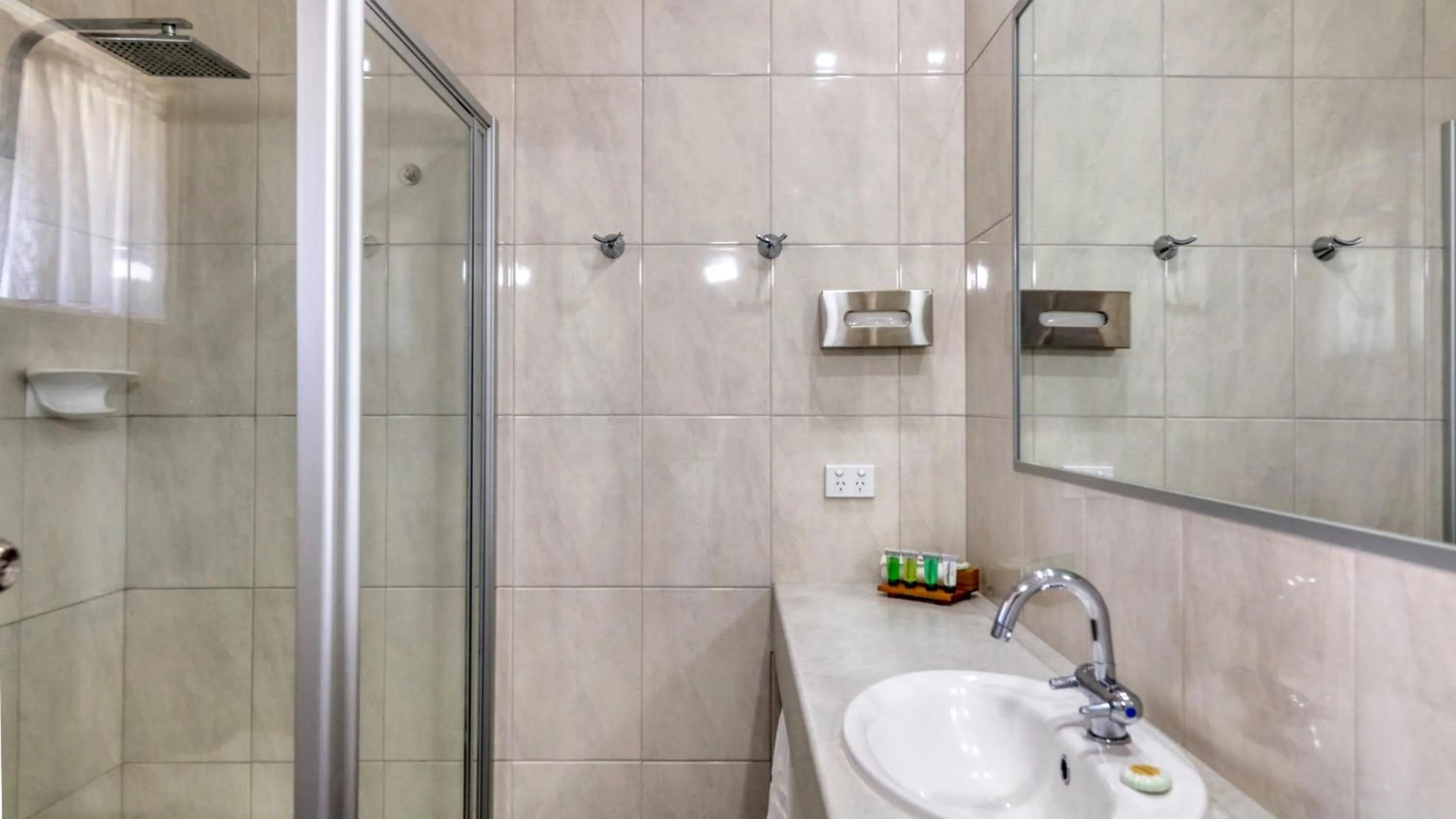 Bathroom in Glider City Motel Benalla