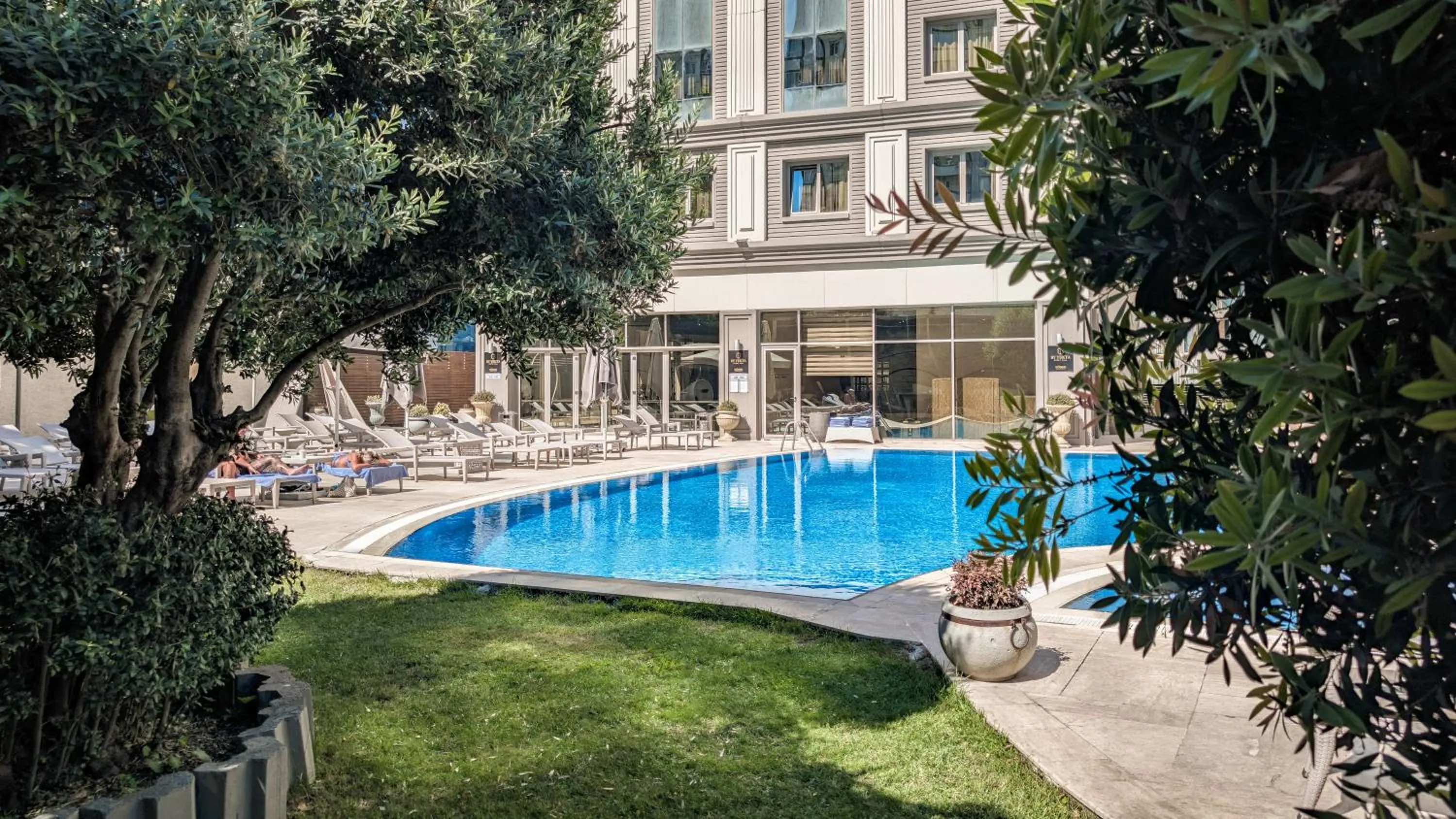 Swimming pool in Istanbul Gonen Hotel