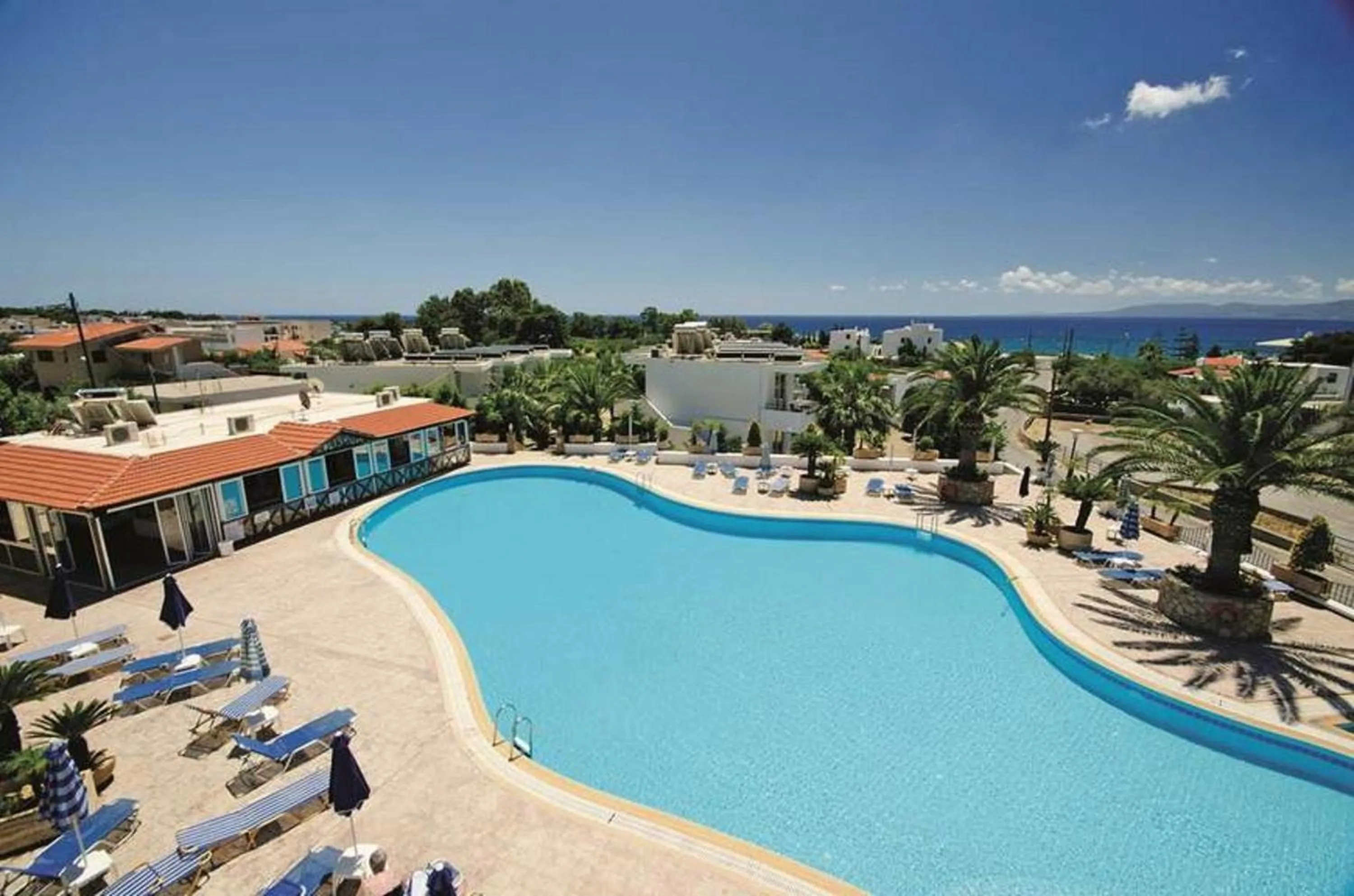 Swimming pool in Coliseum Studios & Apartments