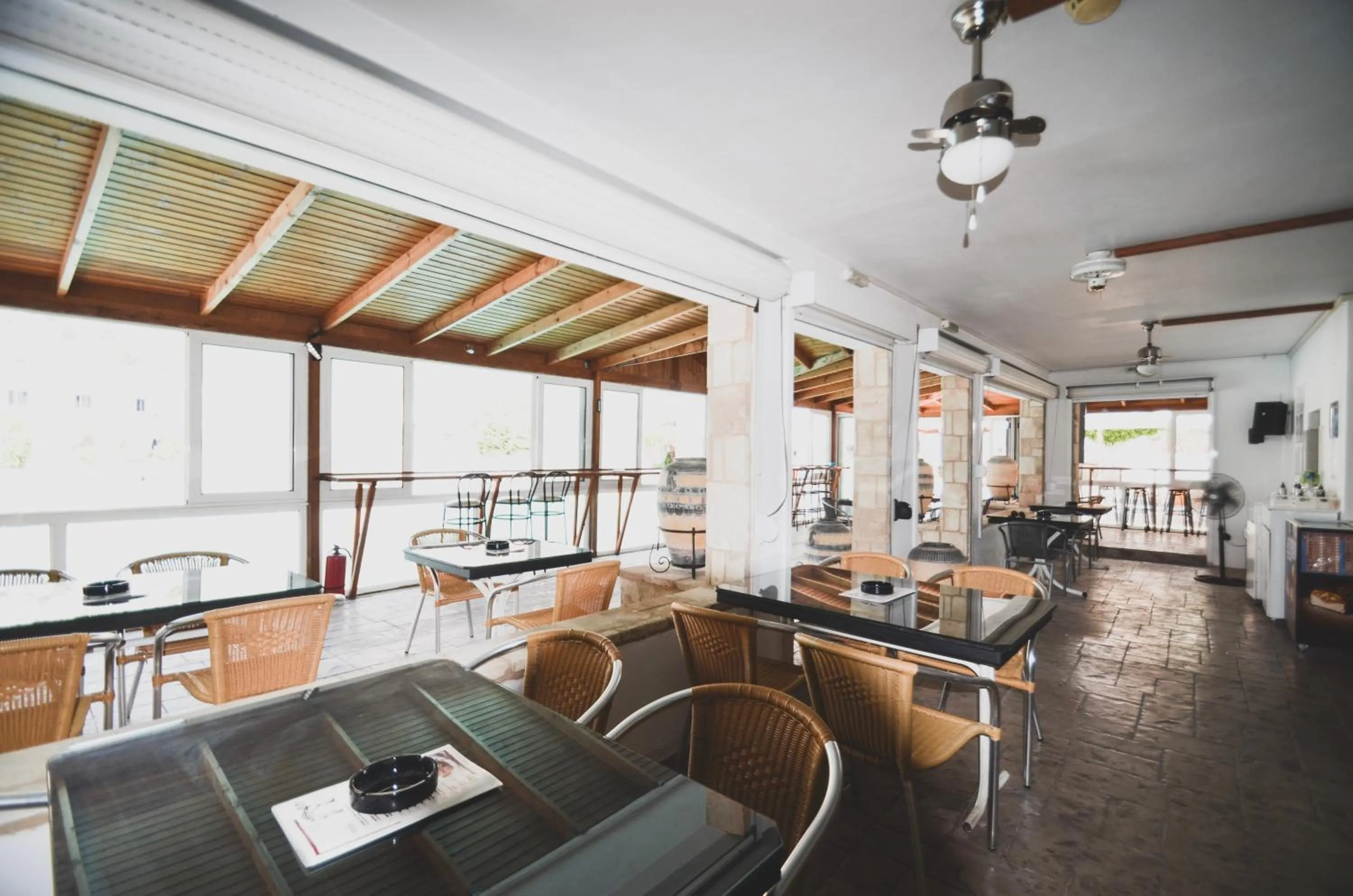 Restaurant/places to eat in Coliseum Studios & Apartments