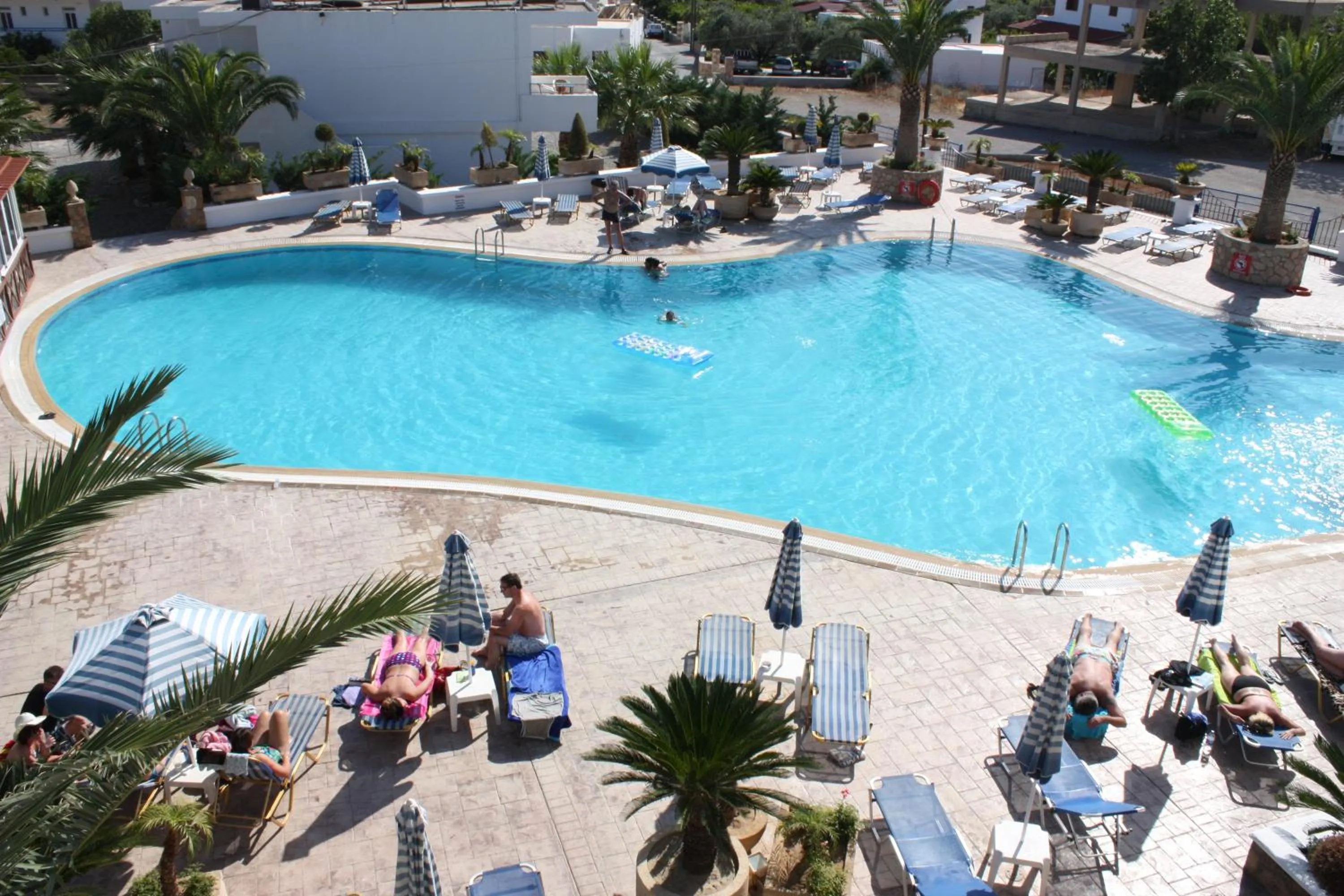 Swimming pool in Coliseum Studios & Apartments