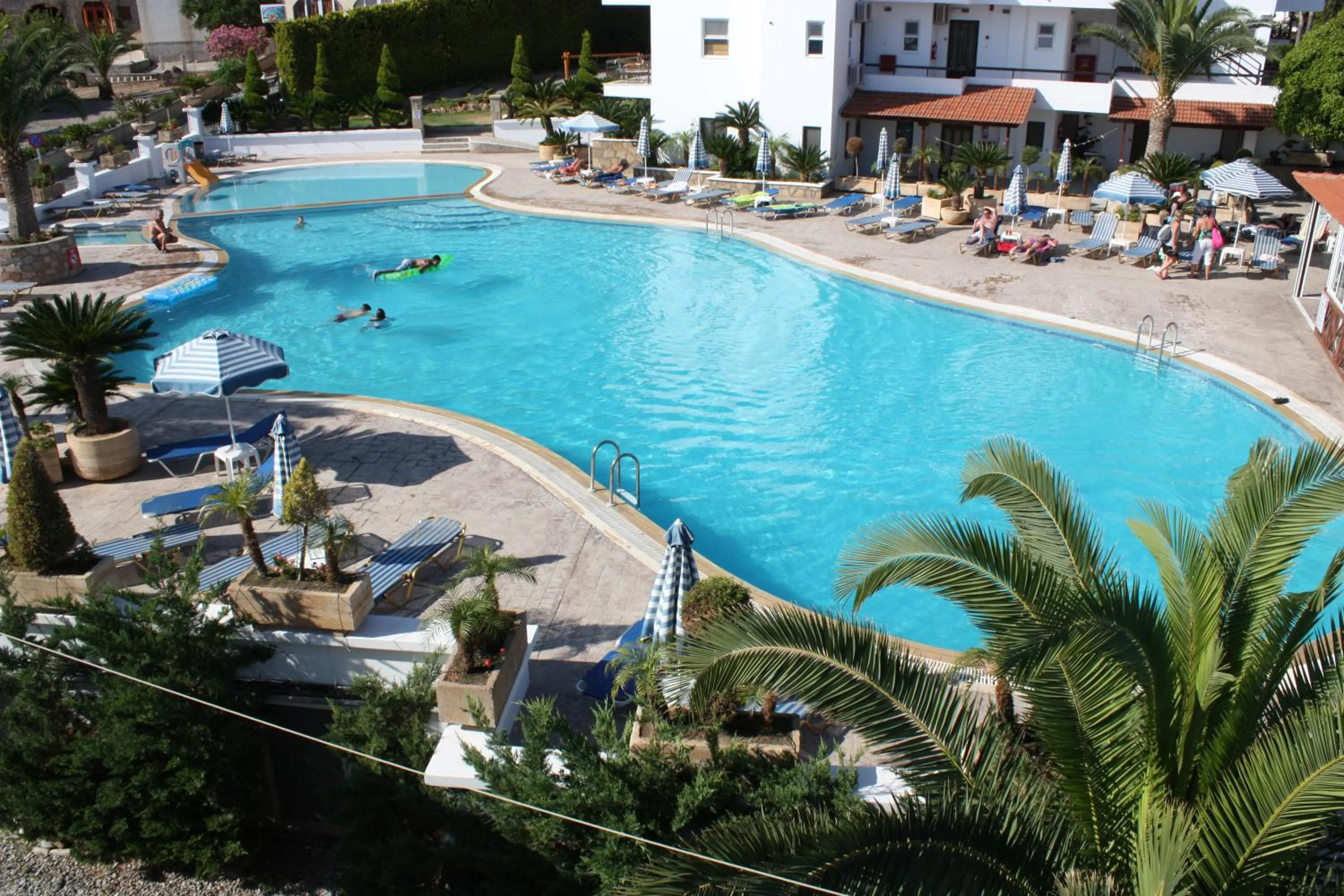 Swimming pool in Coliseum Studios & Apartments