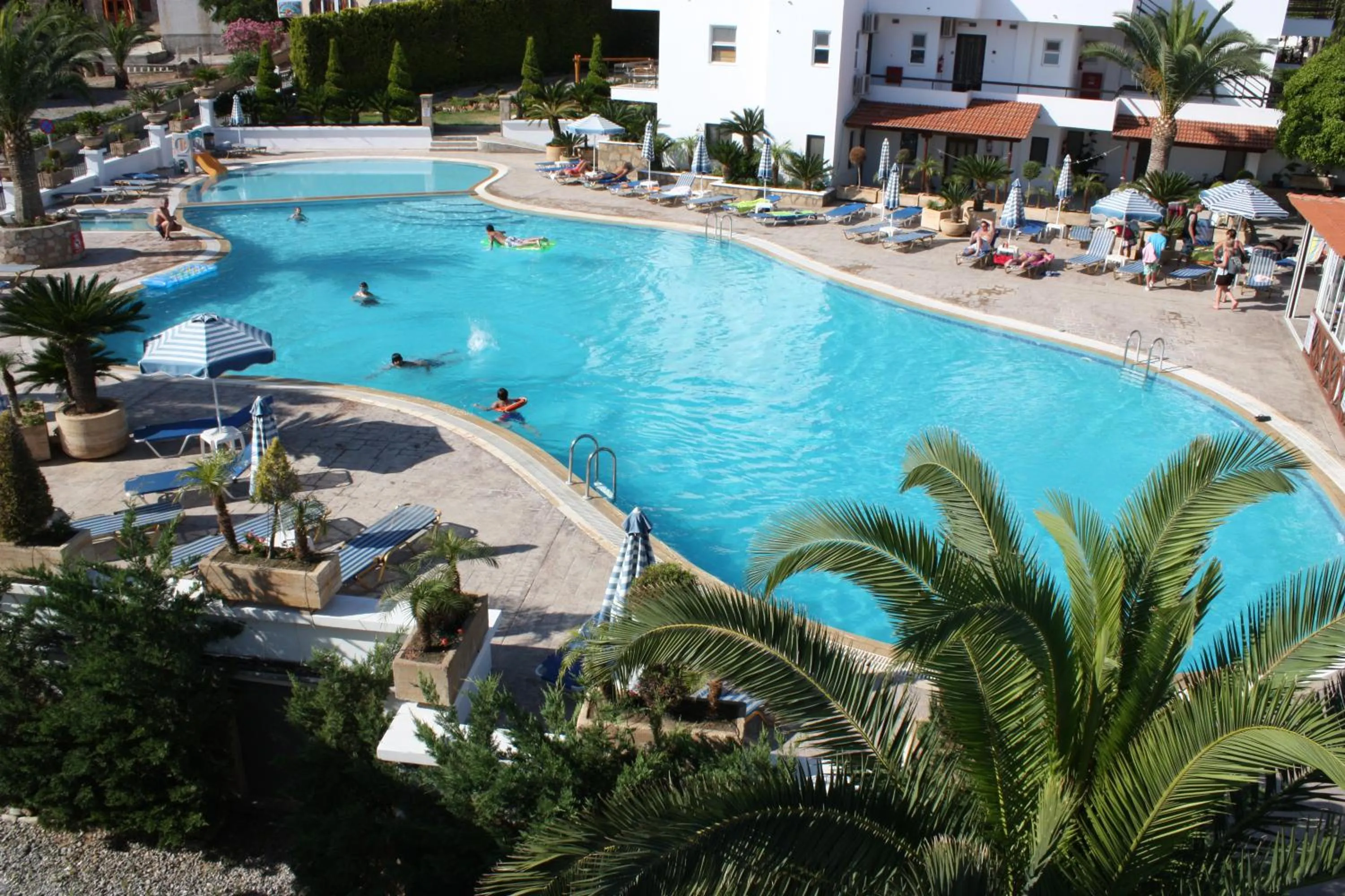 Swimming pool in Coliseum Studios & Apartments