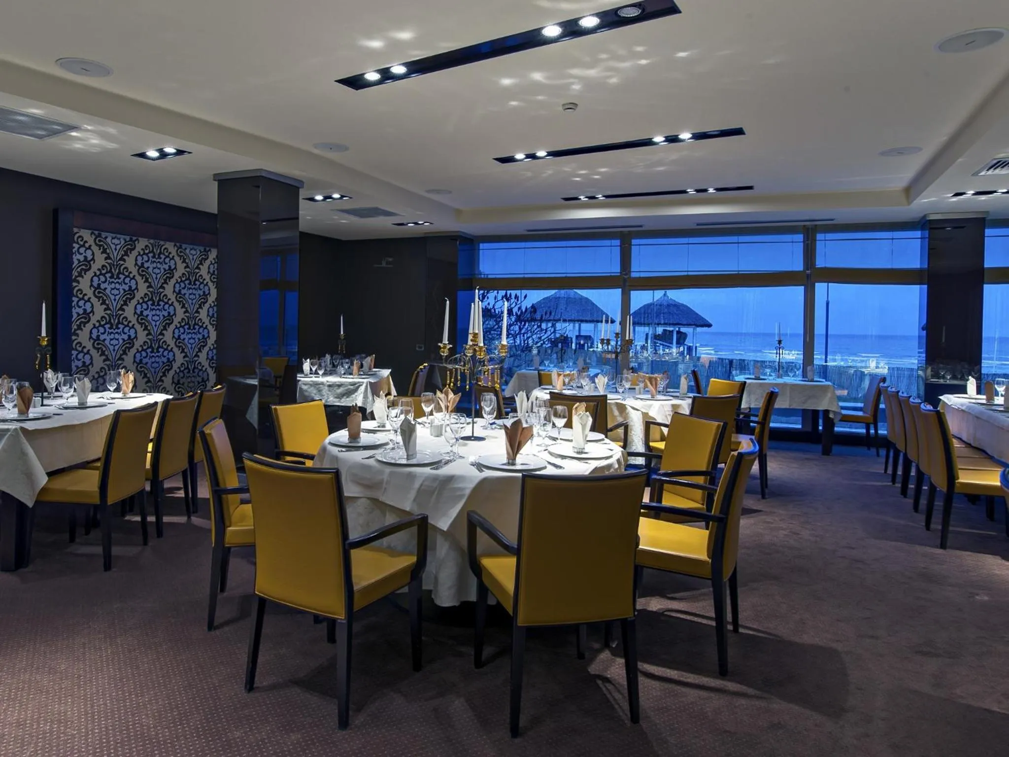 Restaurant/places to eat in Vega Hotel