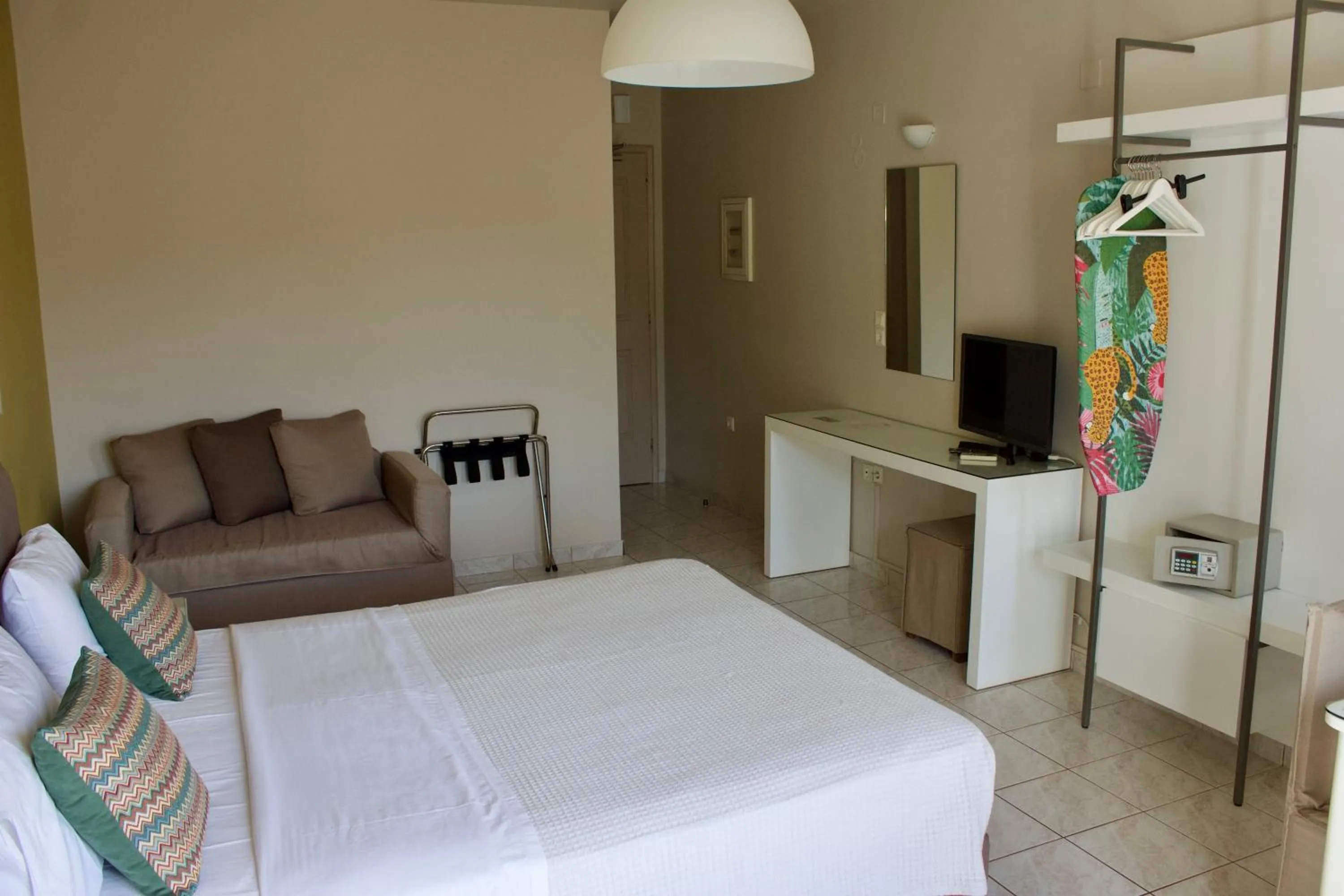 Photo of the whole room, Bed in Notos Luxury Studios