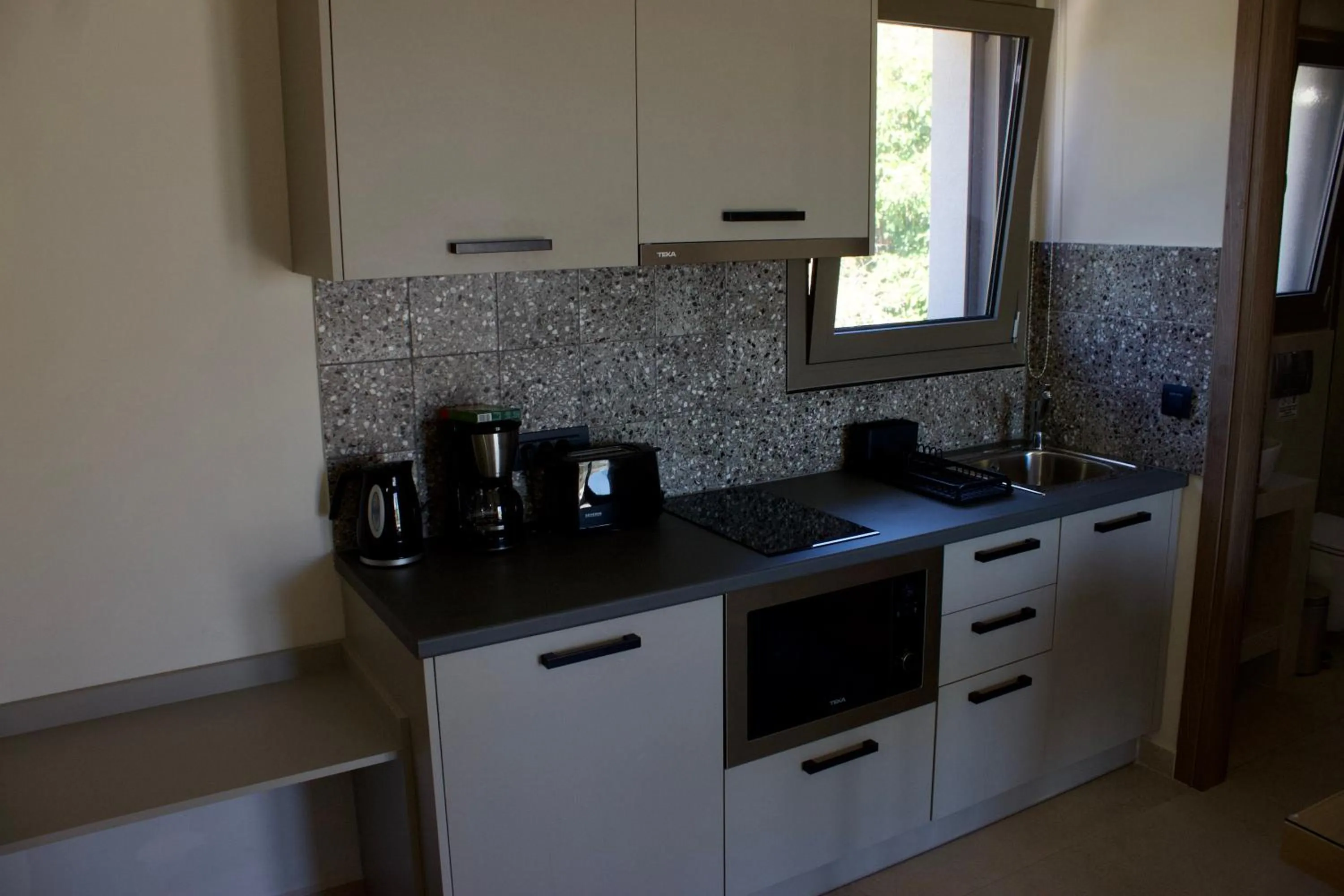 Coffee/tea facilities in Notos Luxury Studios