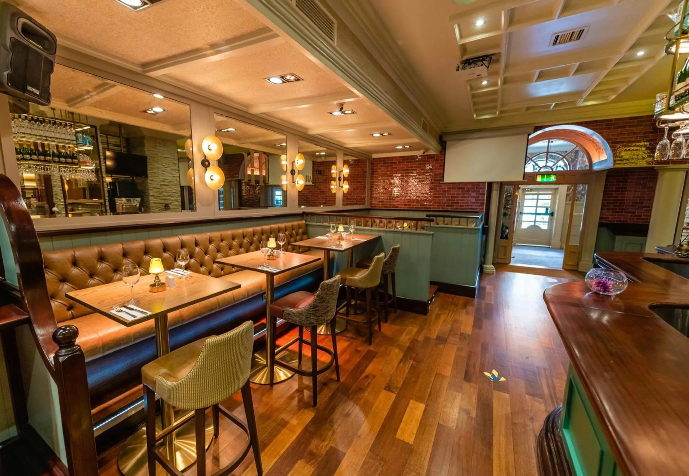 Restaurant/places to eat in Harcourt Hotel