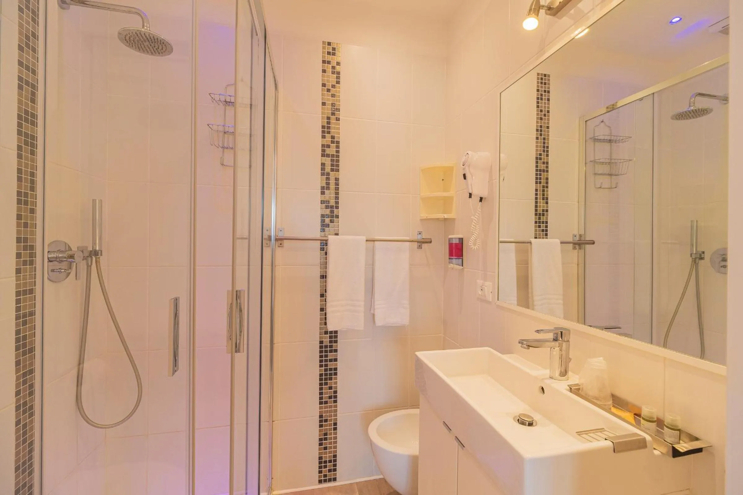 Shower in Hotel Speranza