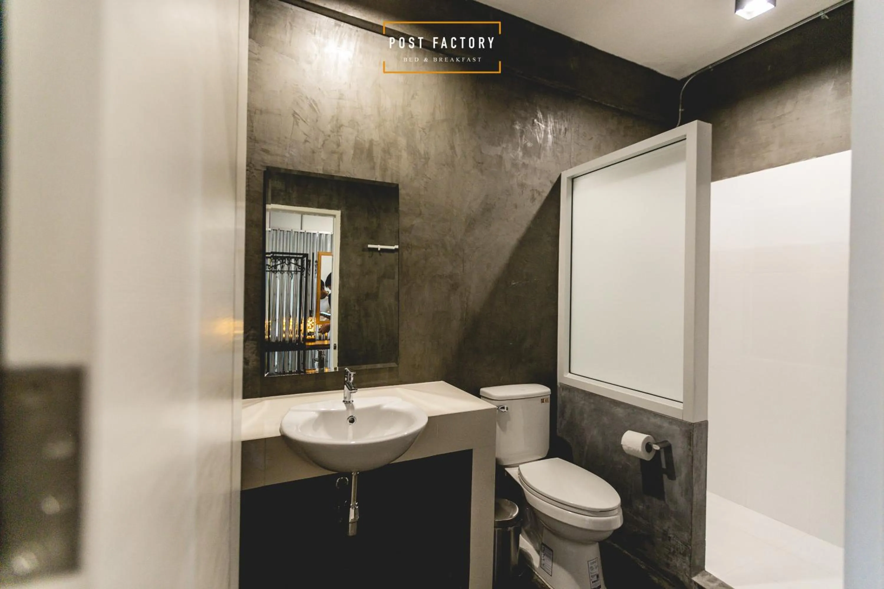 Toilet in Post Factory Bed & Breakfast