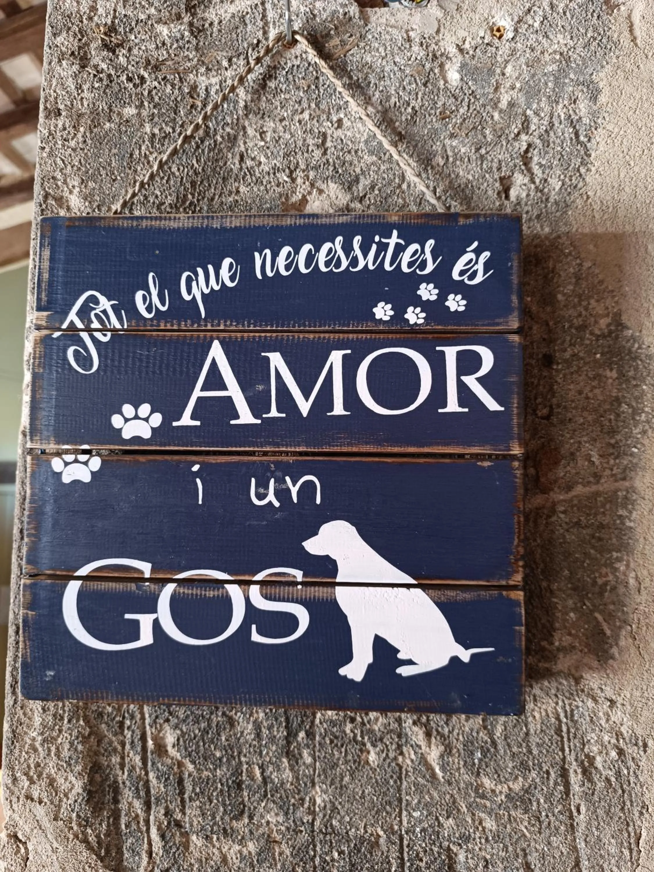 Logo/Certificate/Sign in Mas Del Llop Blanc - Dog friendly Hostal Rural - B&B