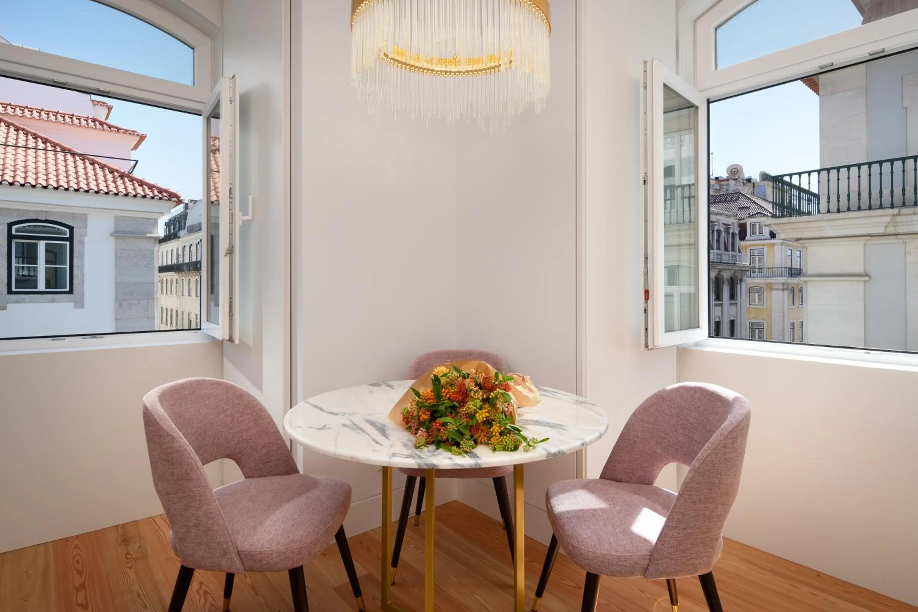 Seating area in Ouro Grand by Level Residences