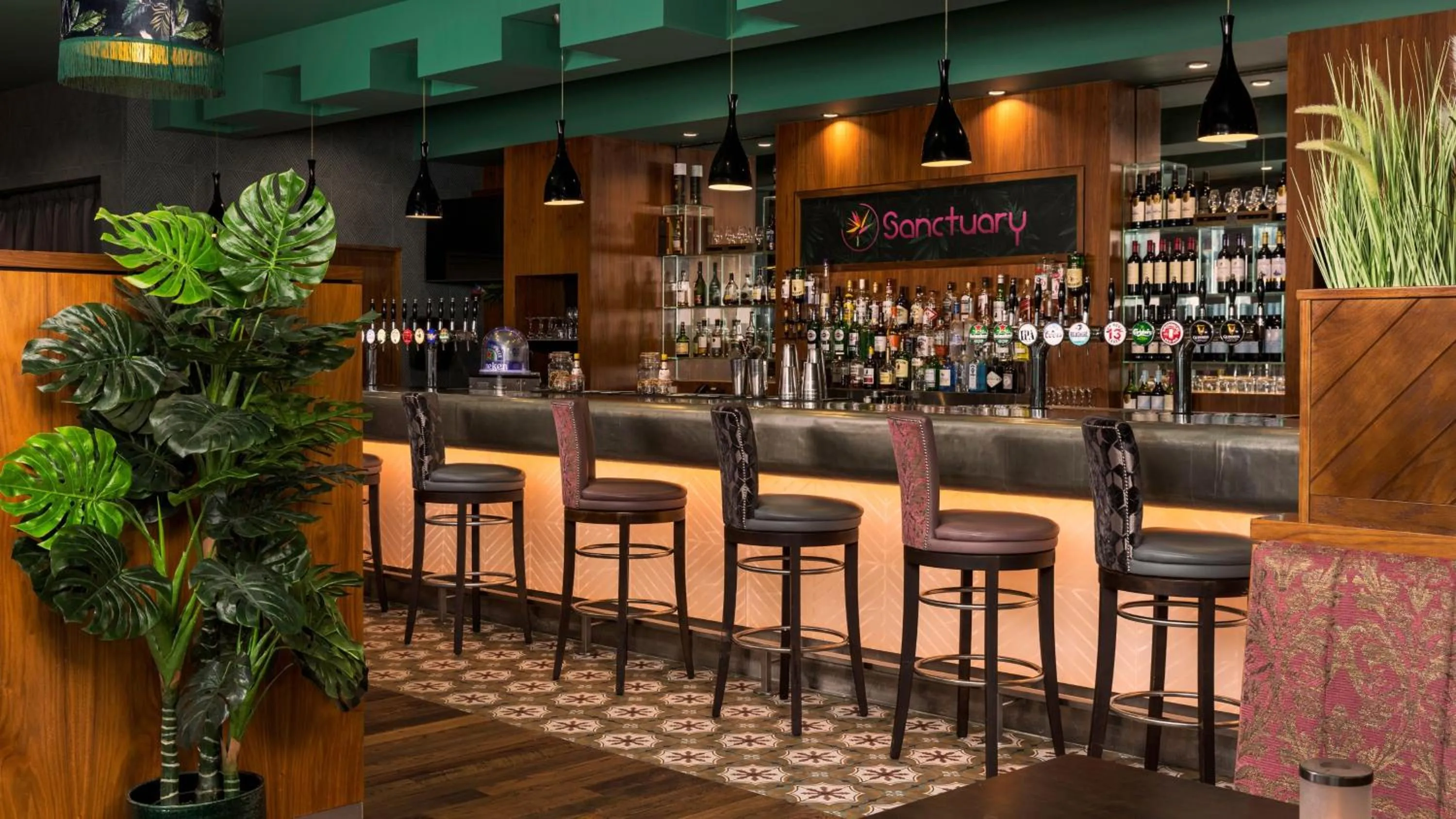Lounge or bar in Crowne Plaza Dublin Blanchardstown by IHG