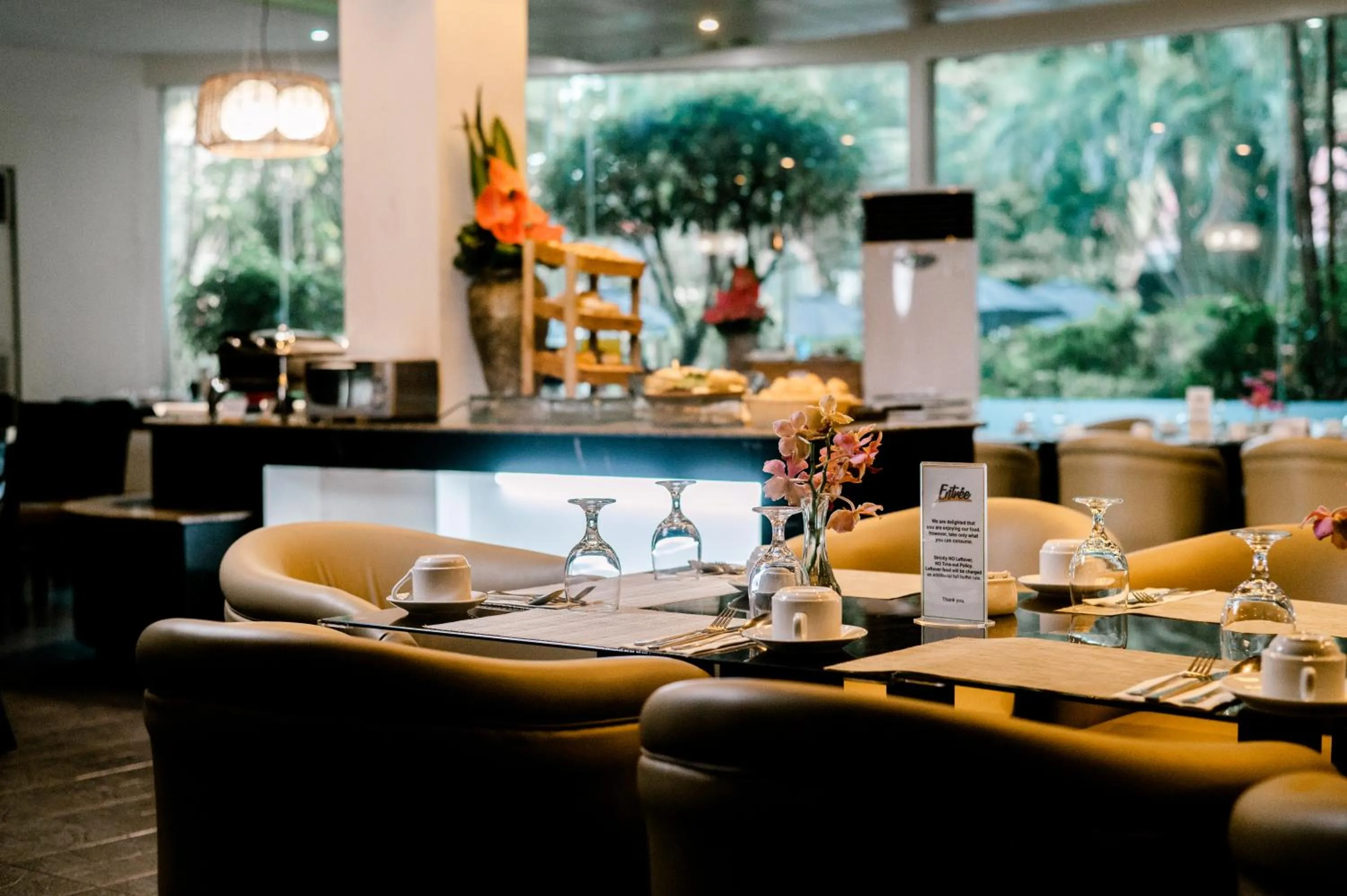 Restaurant/places to eat in The Apo View Hotel