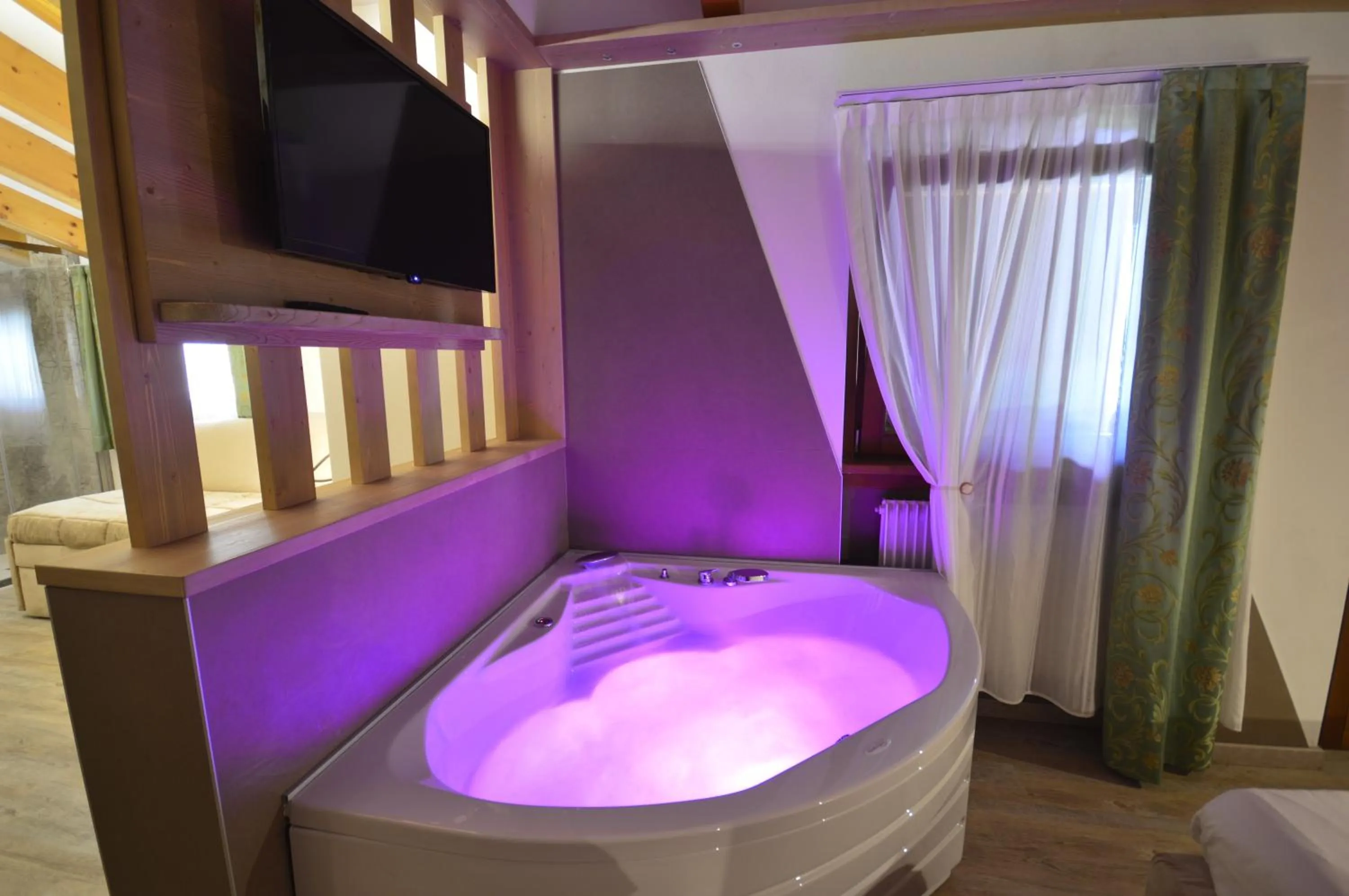 Hot Tub, Bed in Hotel Villa Fosine Spa & Wellness