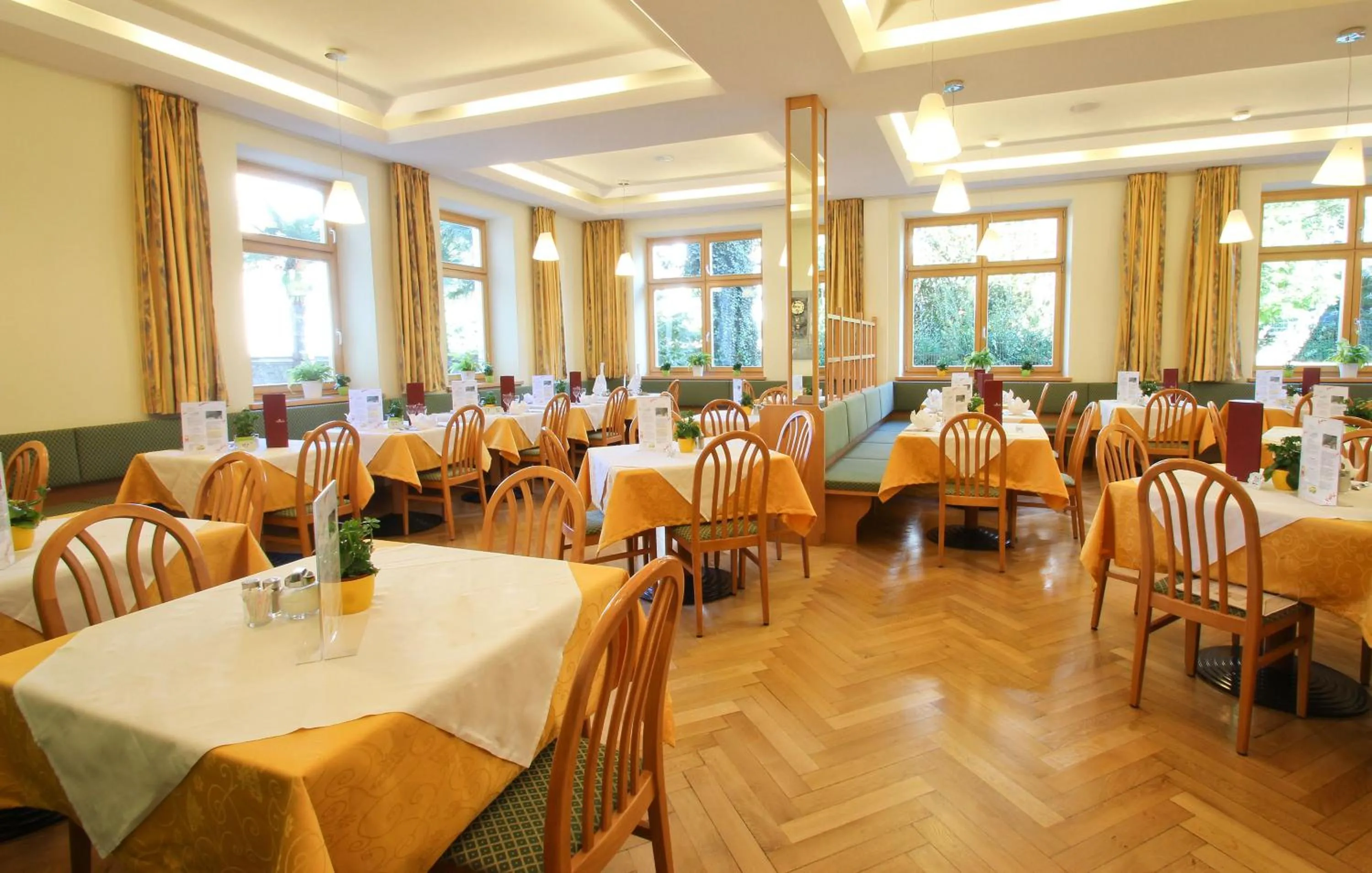 Restaurant/places to eat in Das Filipinum