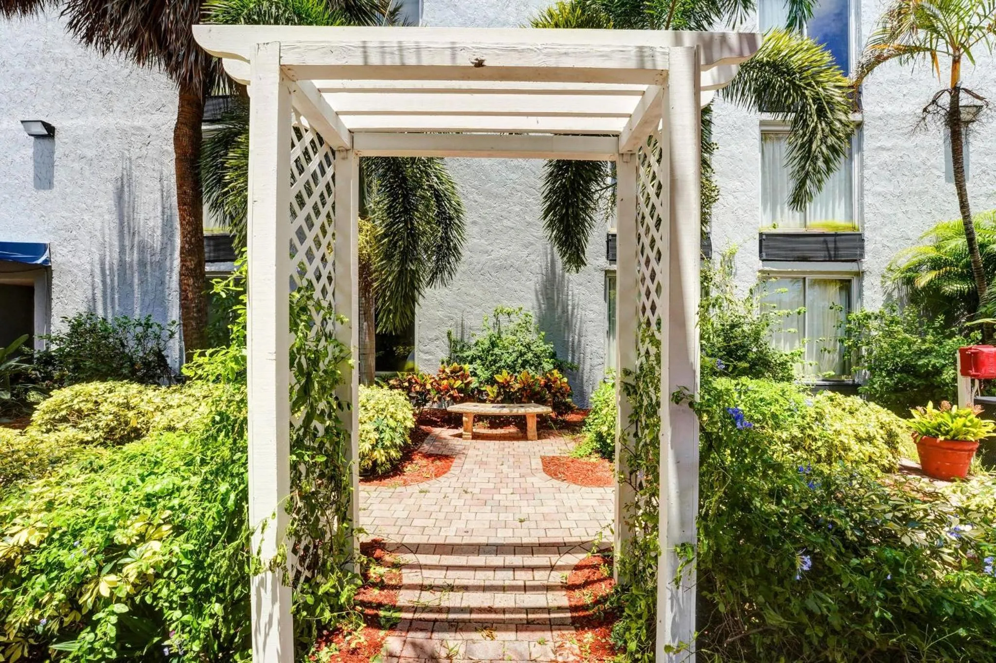 Garden in Plaza Hotel Fort Lauderdale