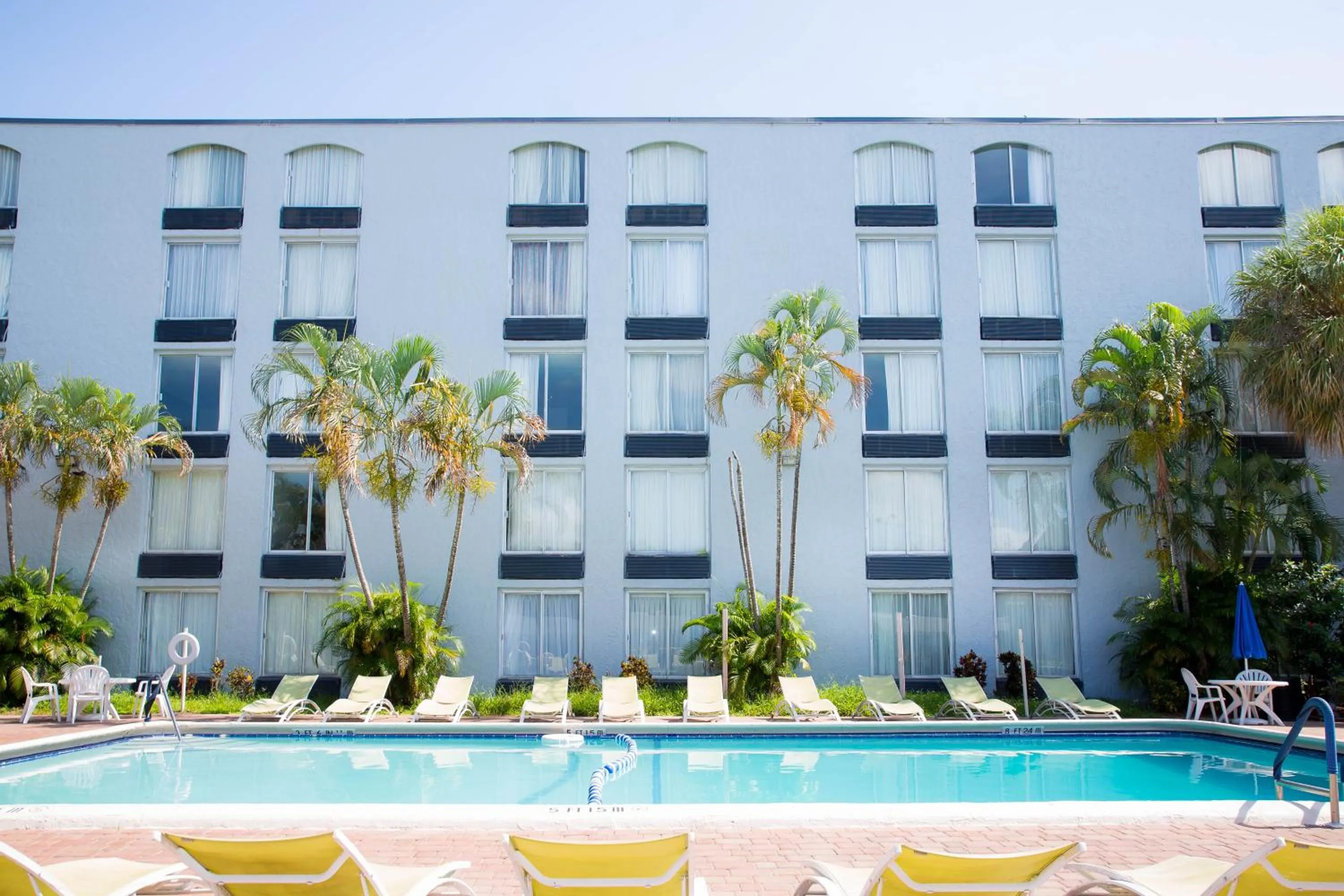 Swimming pool in Plaza Hotel Fort Lauderdale