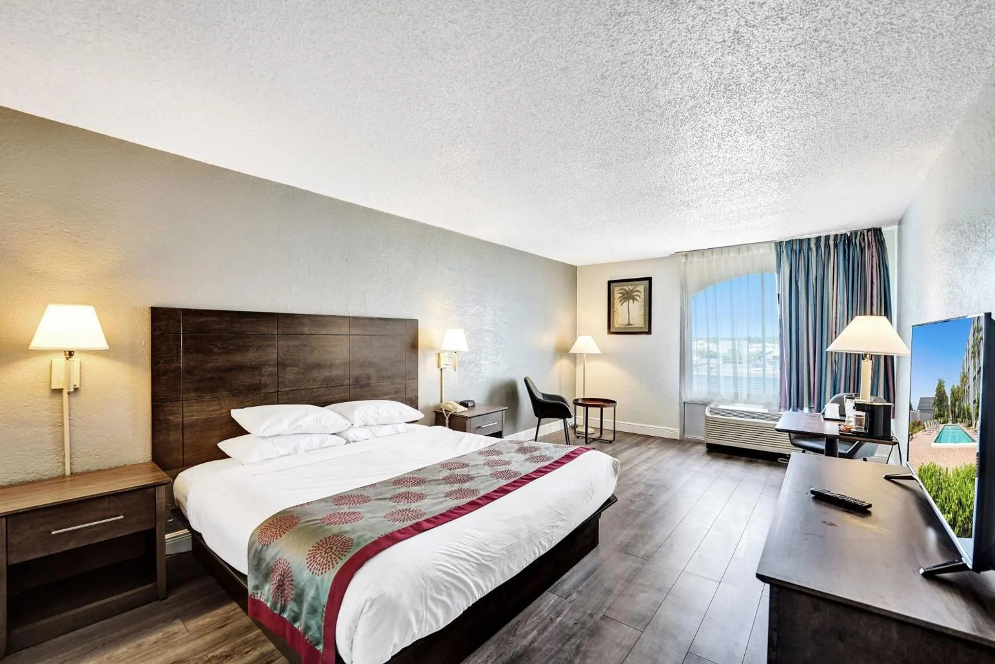 Photo of the whole room, Bed in Plaza Hotel Fort Lauderdale