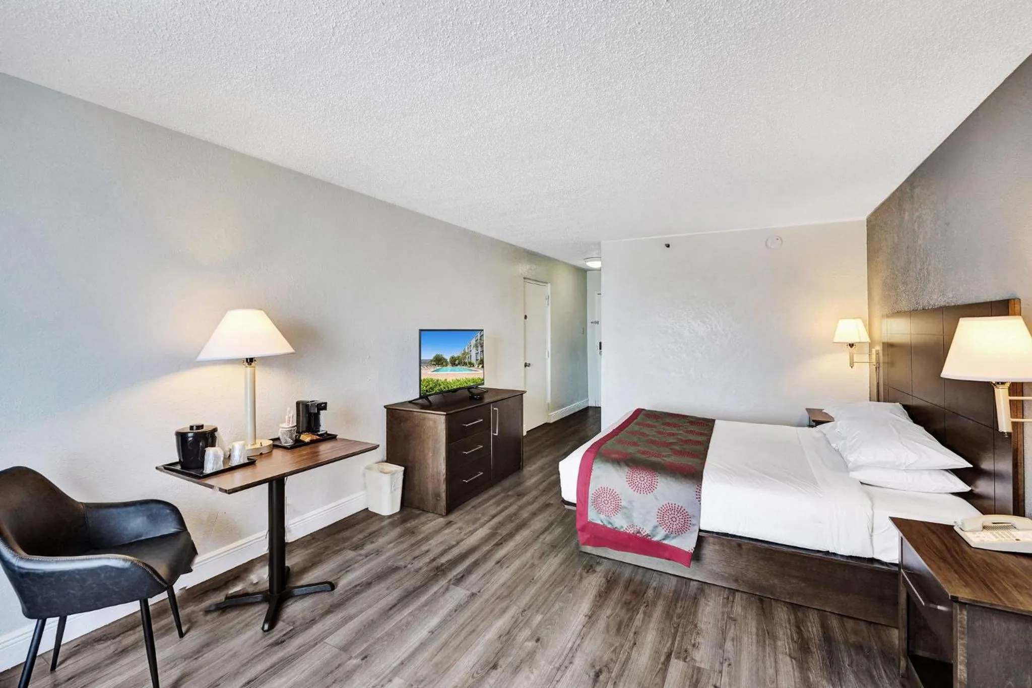 Photo of the whole room, Bed in Plaza Hotel Fort Lauderdale