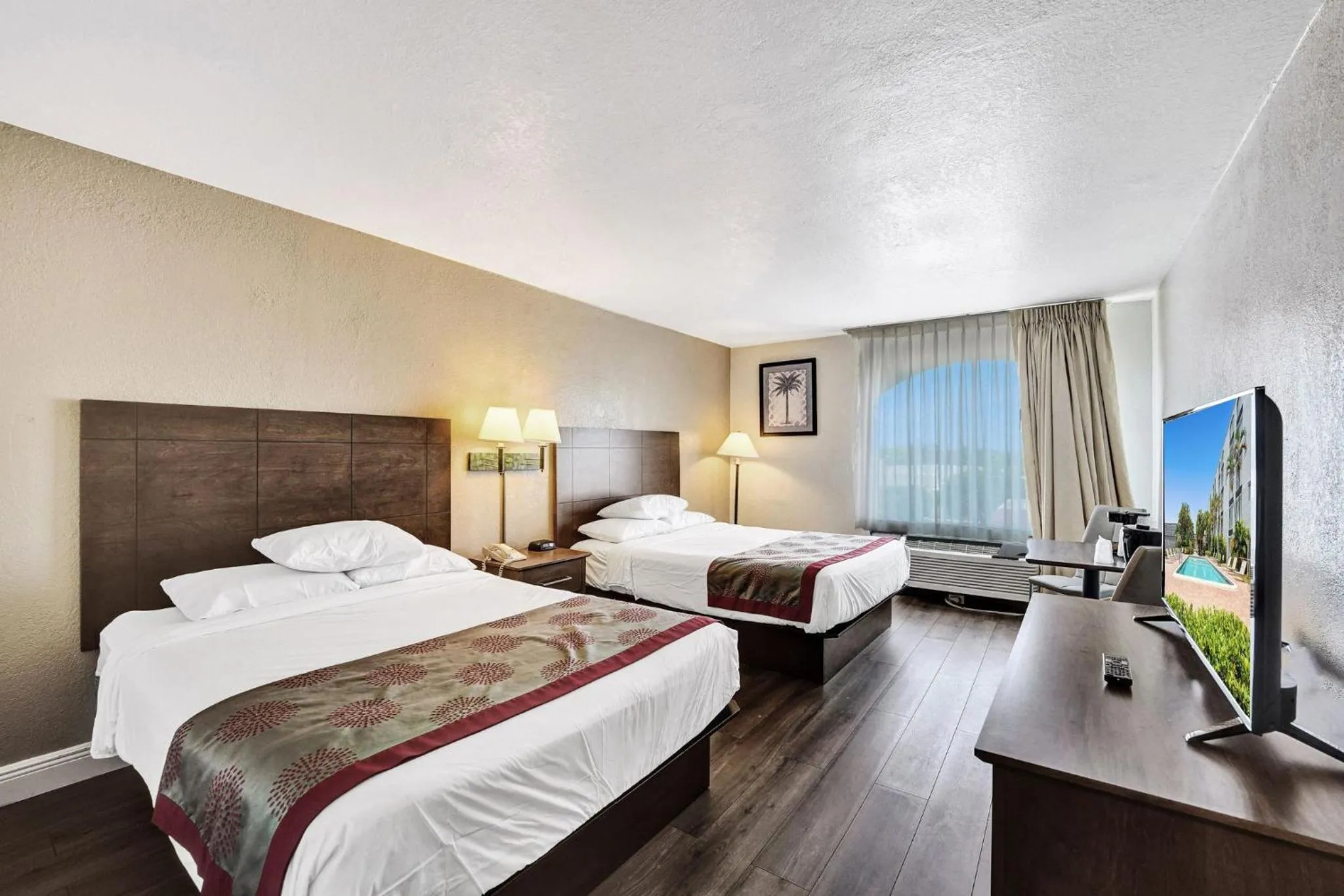 Photo of the whole room, Bed in Plaza Hotel Fort Lauderdale