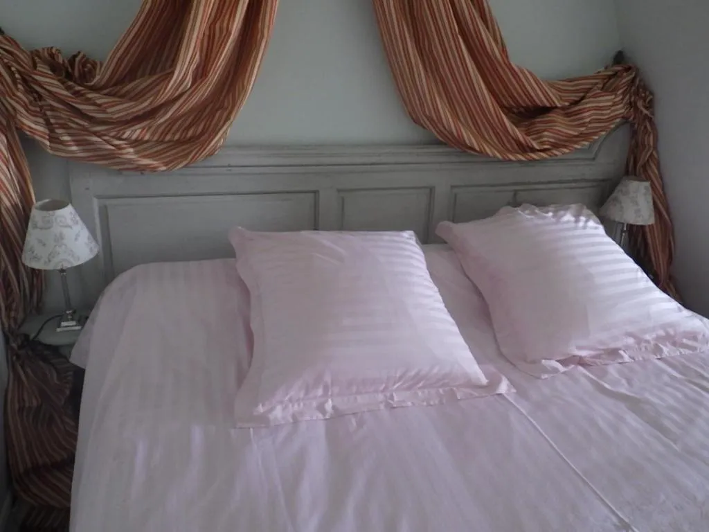 Bed in castel de la comtesse