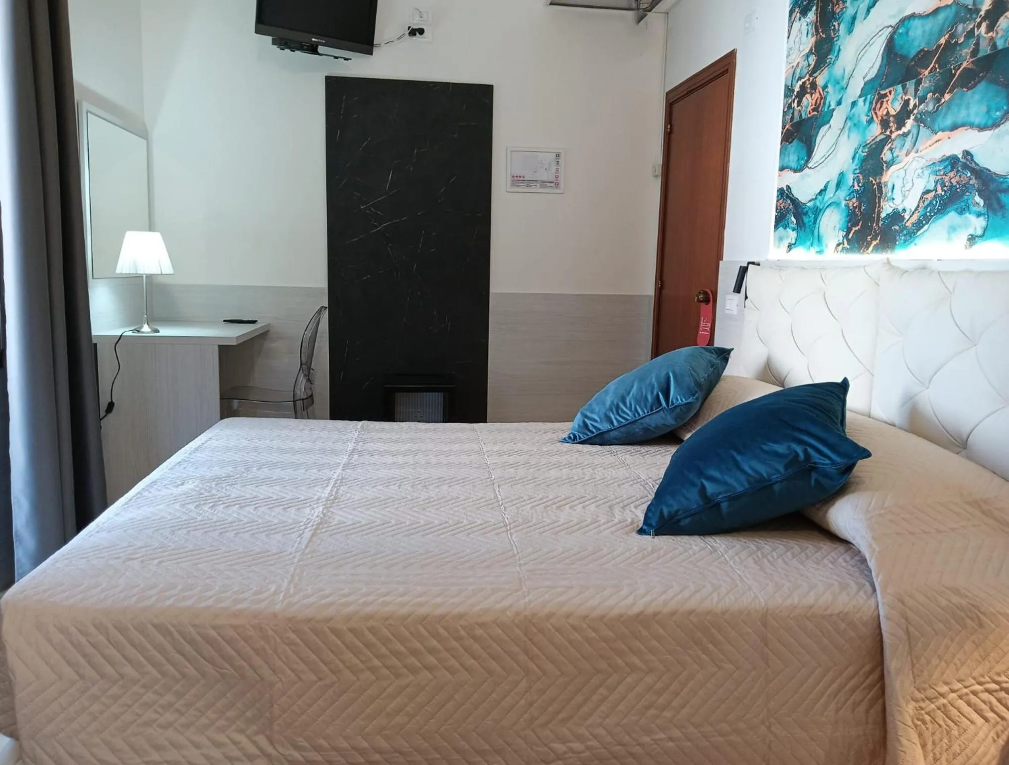 Photo of the whole room, Bed in Hotel Beach