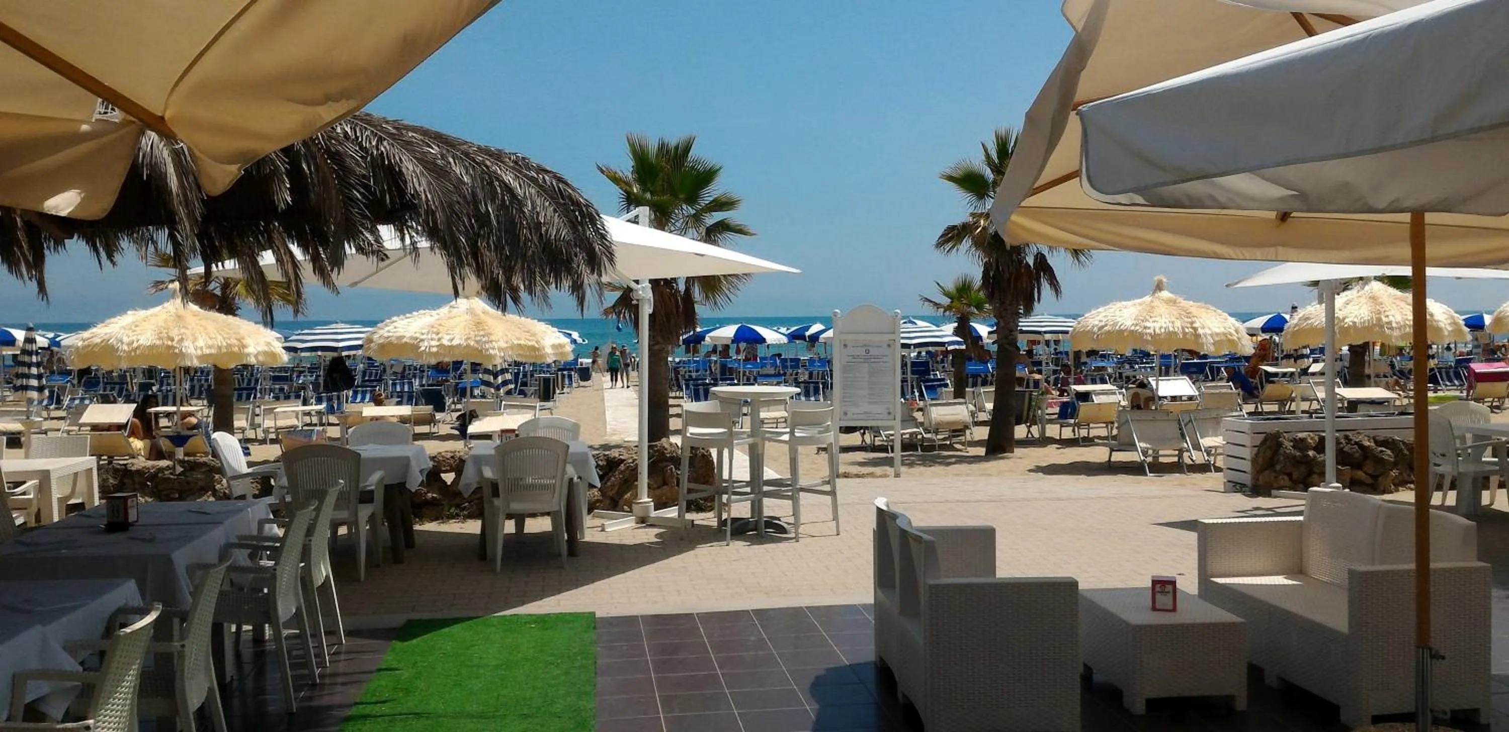 Restaurant/places to eat in Hotel Beach