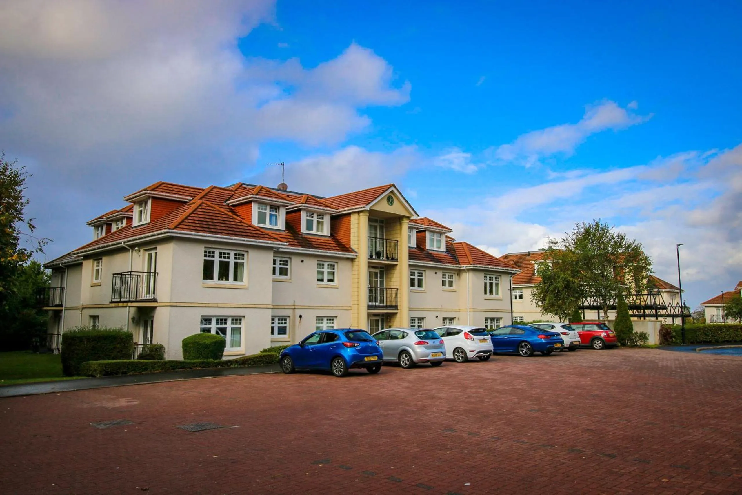 Facade/entrance in Turnberry Apartments