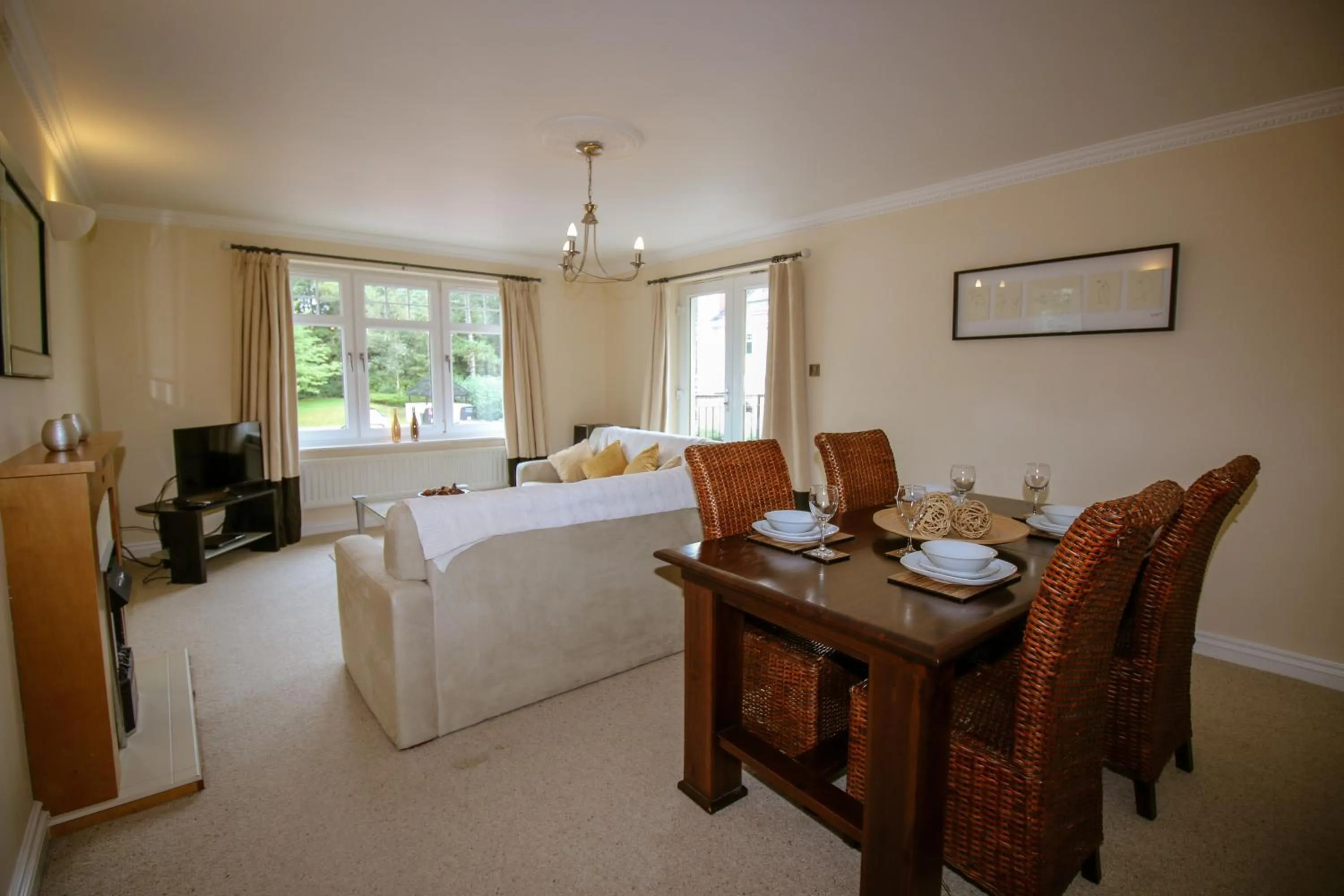 TV and multimedia, Bed in Turnberry Apartments