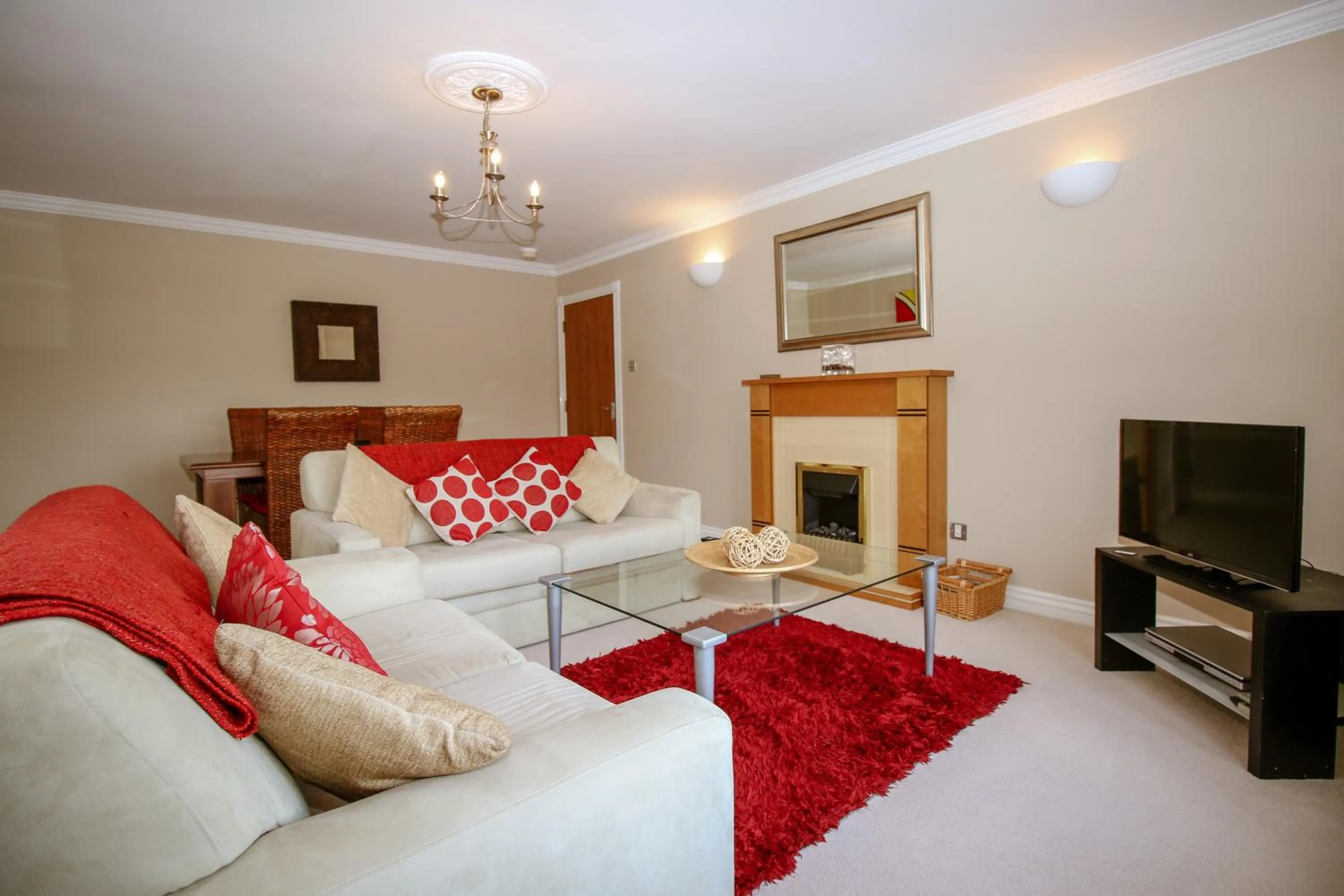 TV and multimedia in Turnberry Apartments