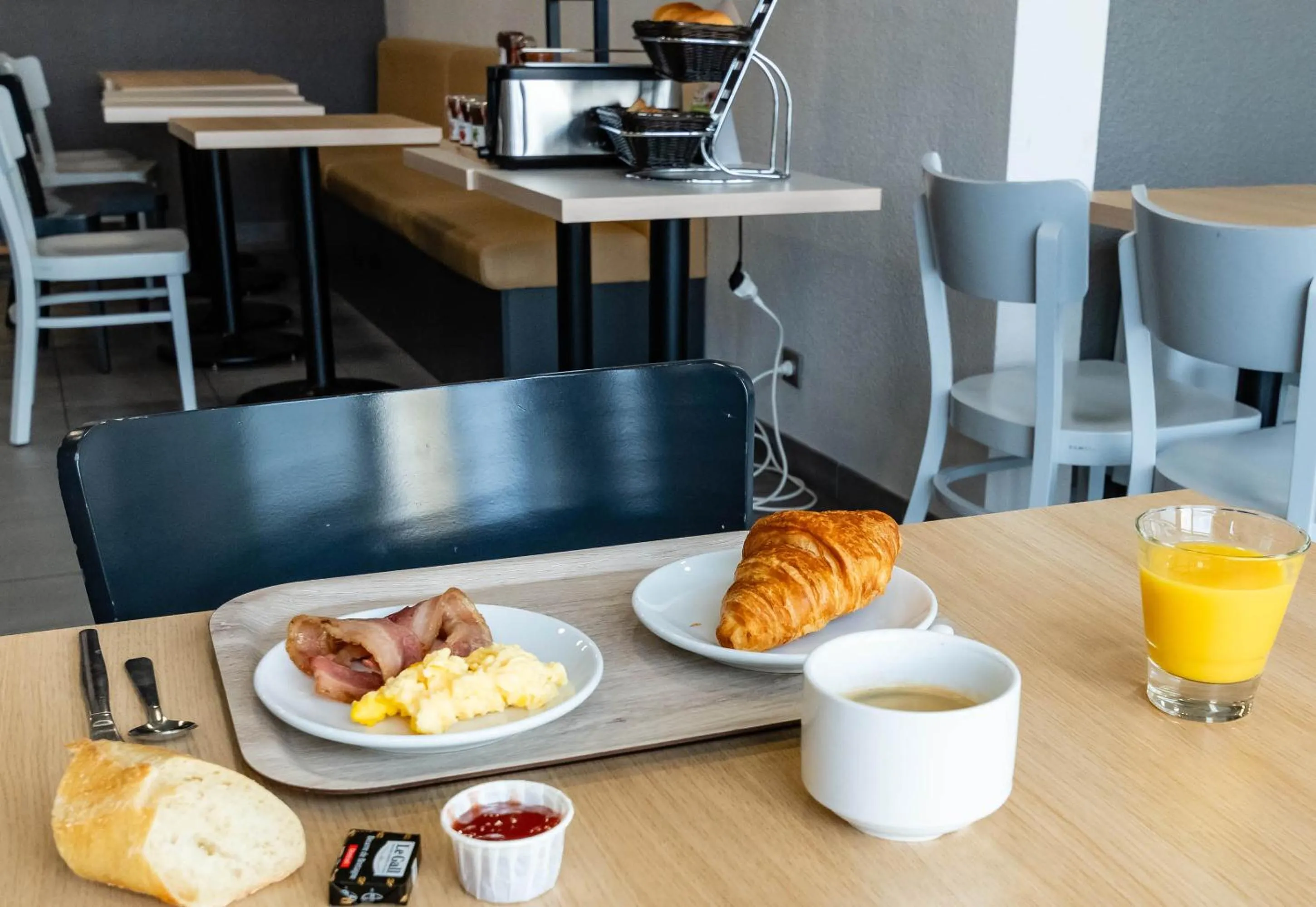 Breakfast in B&B HOTEL Grenoble Centre Verlaine