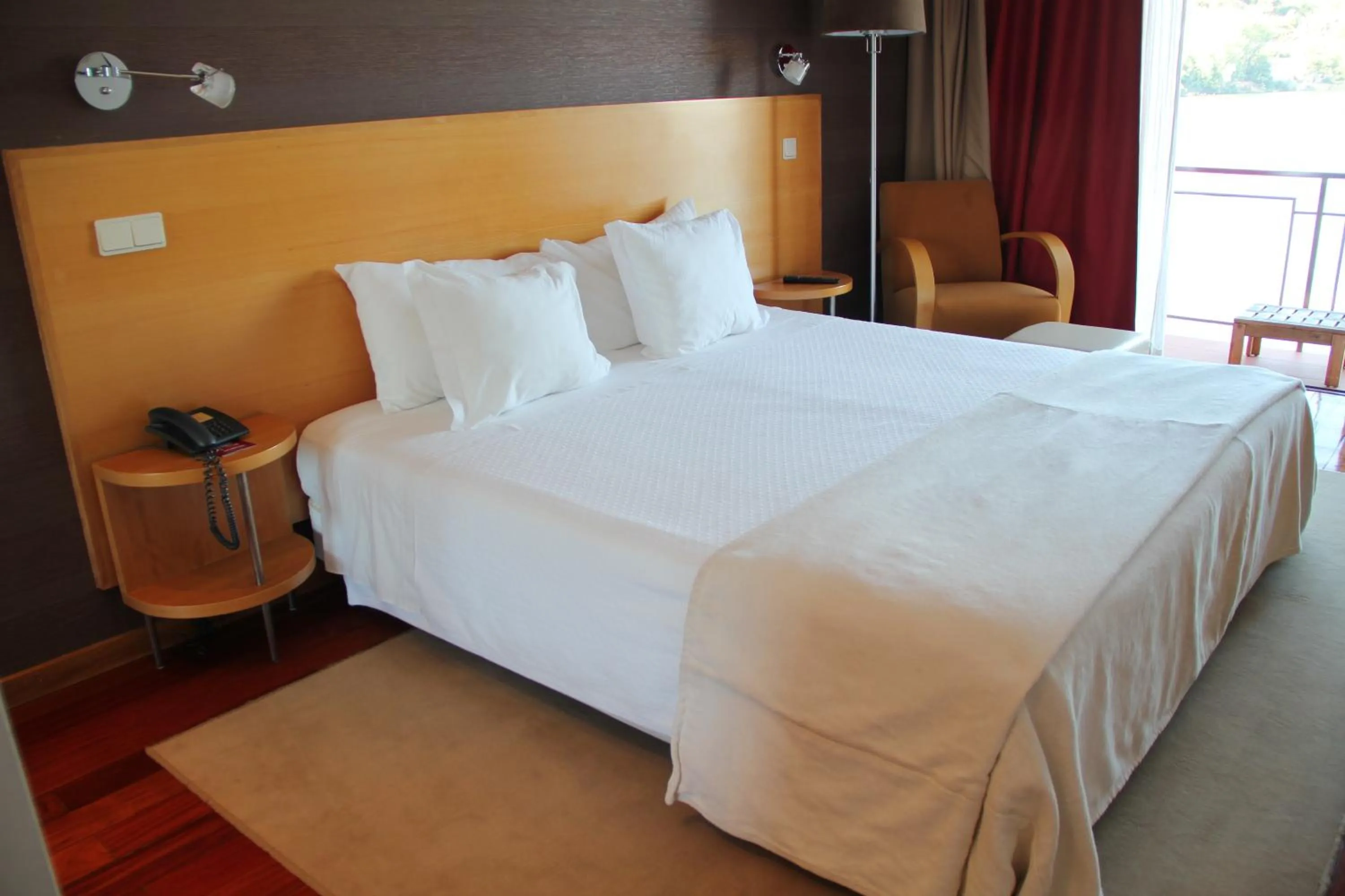 Balcony/Terrace, Bed in Douro Hotel Porto Antigo