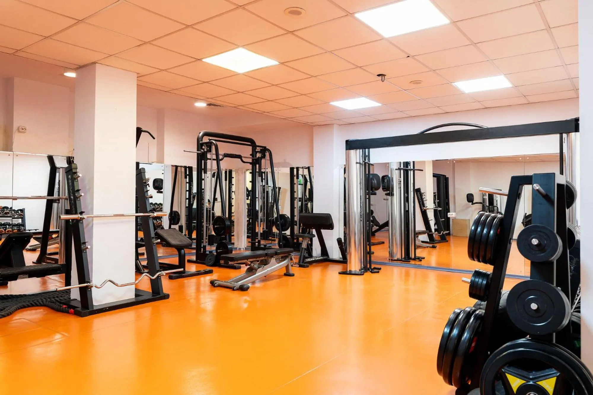 Fitness centre/facilities in Crystal Palace Hotel