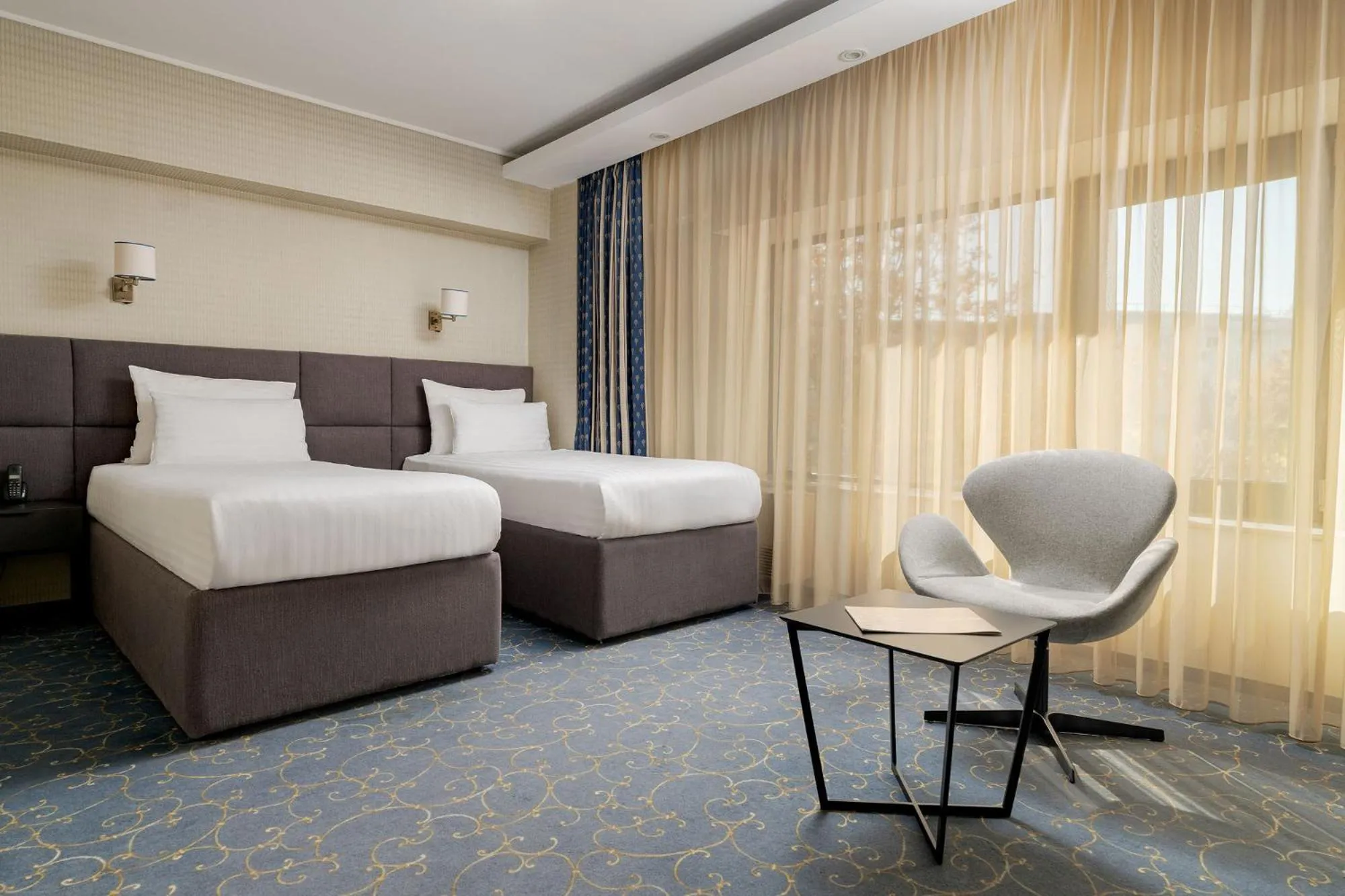 Bedroom, Bed in Crystal Palace Hotel