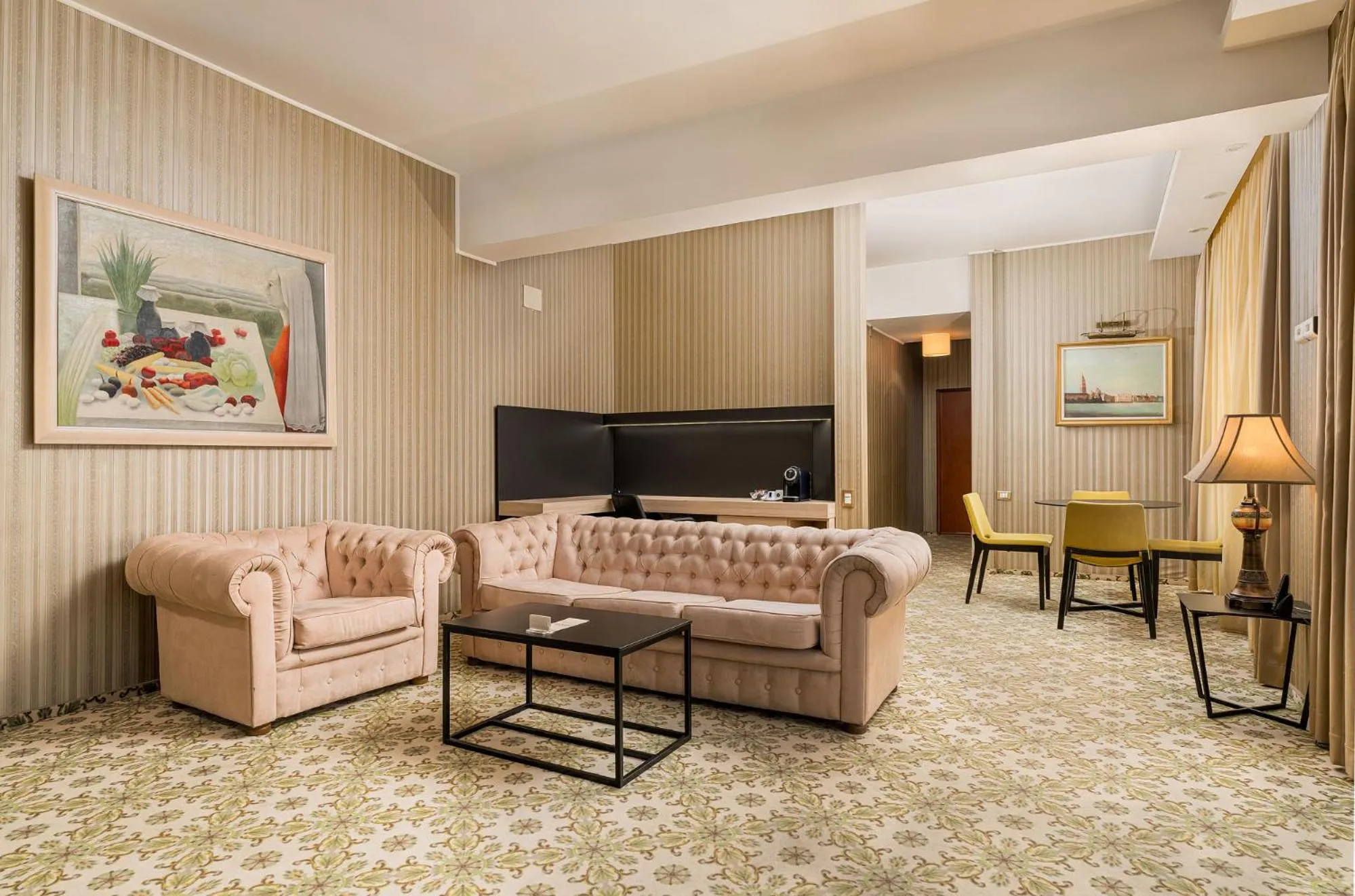 Living room in Crystal Palace Hotel