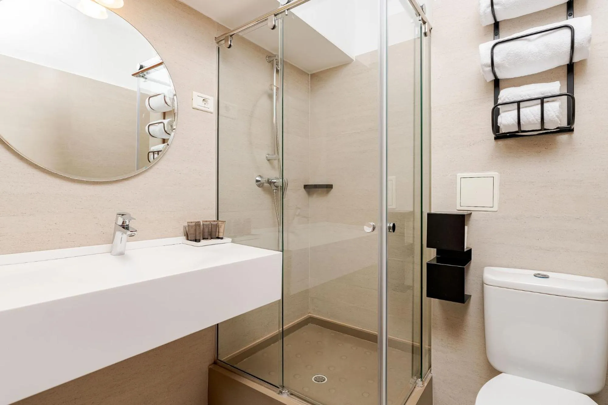 Shower in Crystal Palace Hotel