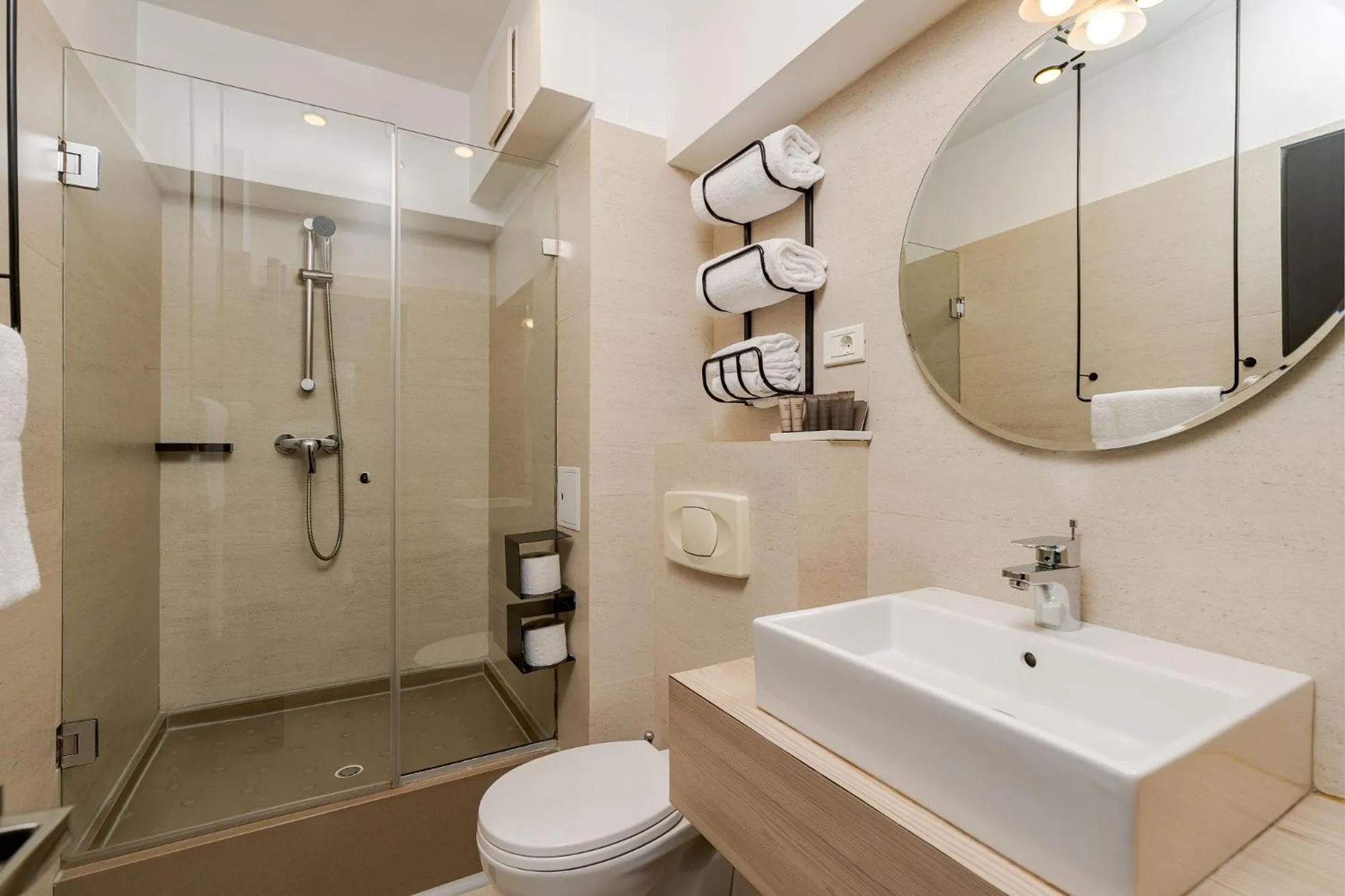 Shower in Crystal Palace Hotel