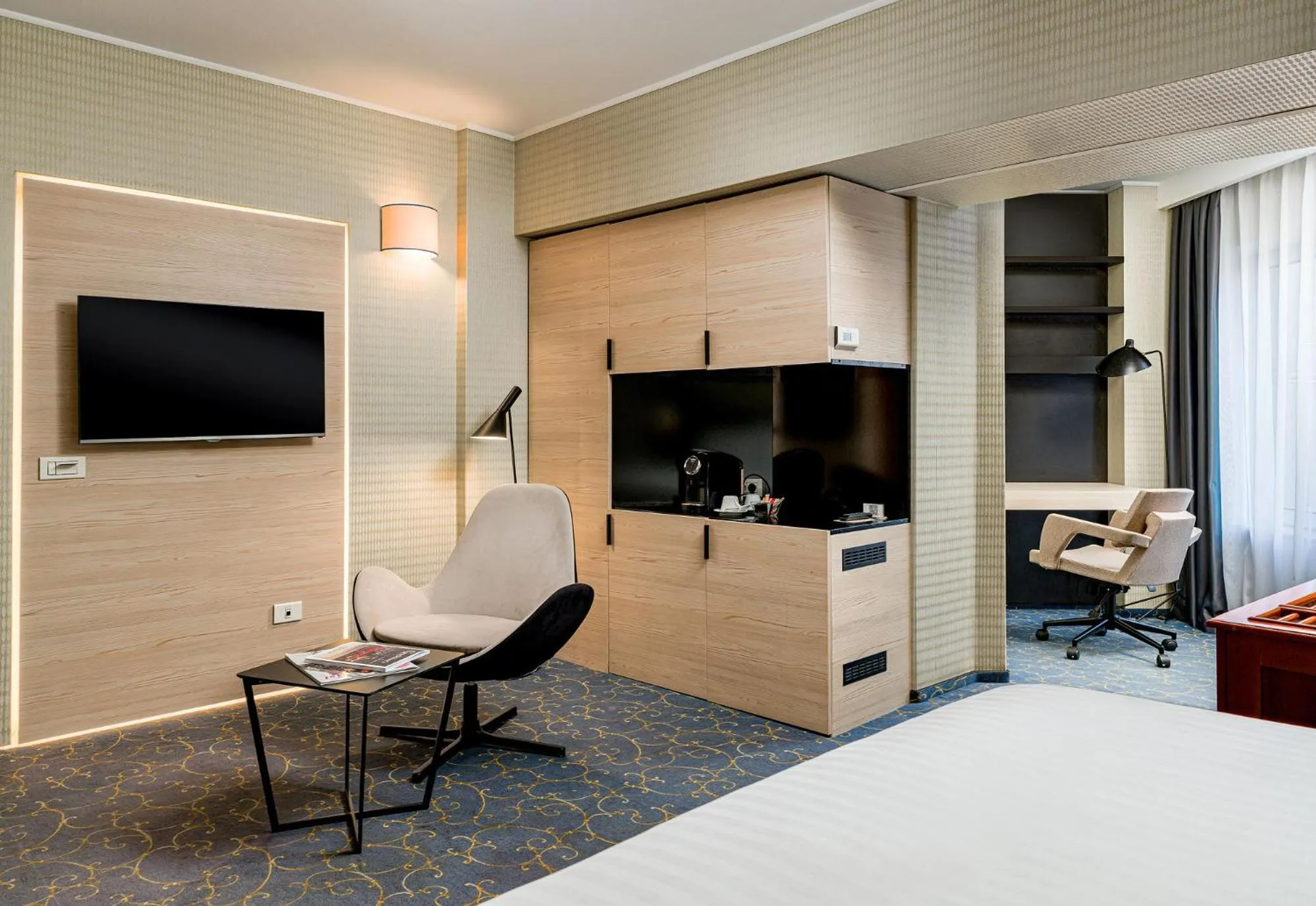 Seating area, Bed in Crystal Palace Hotel