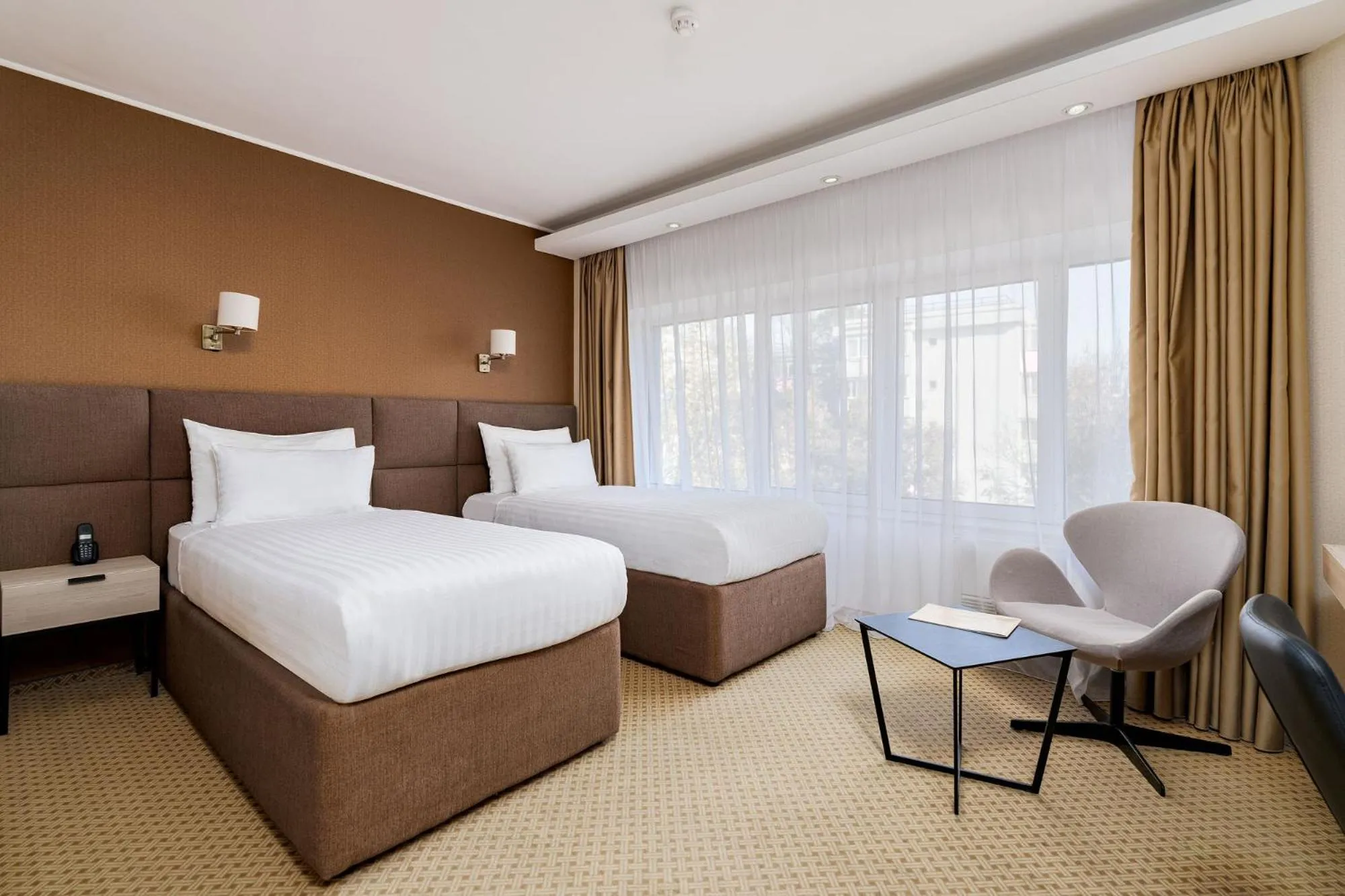 Bedroom, Bed in Crystal Palace Hotel