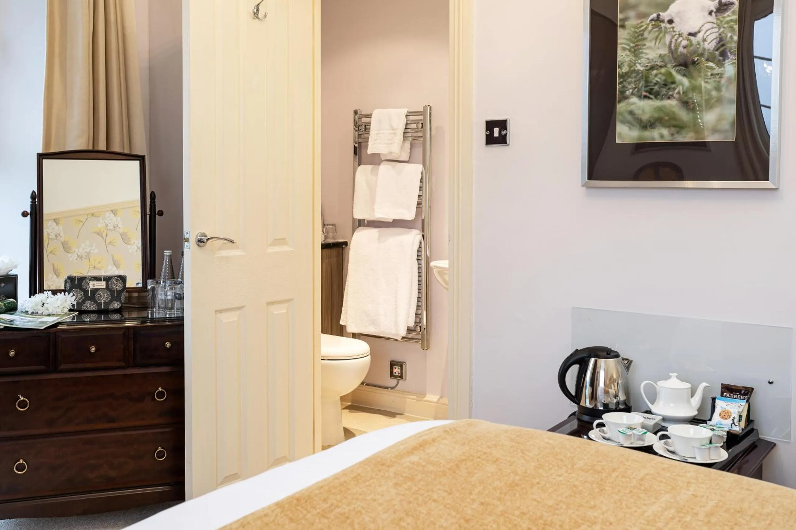 Bathroom, Bed in Ees Wyke Country House
