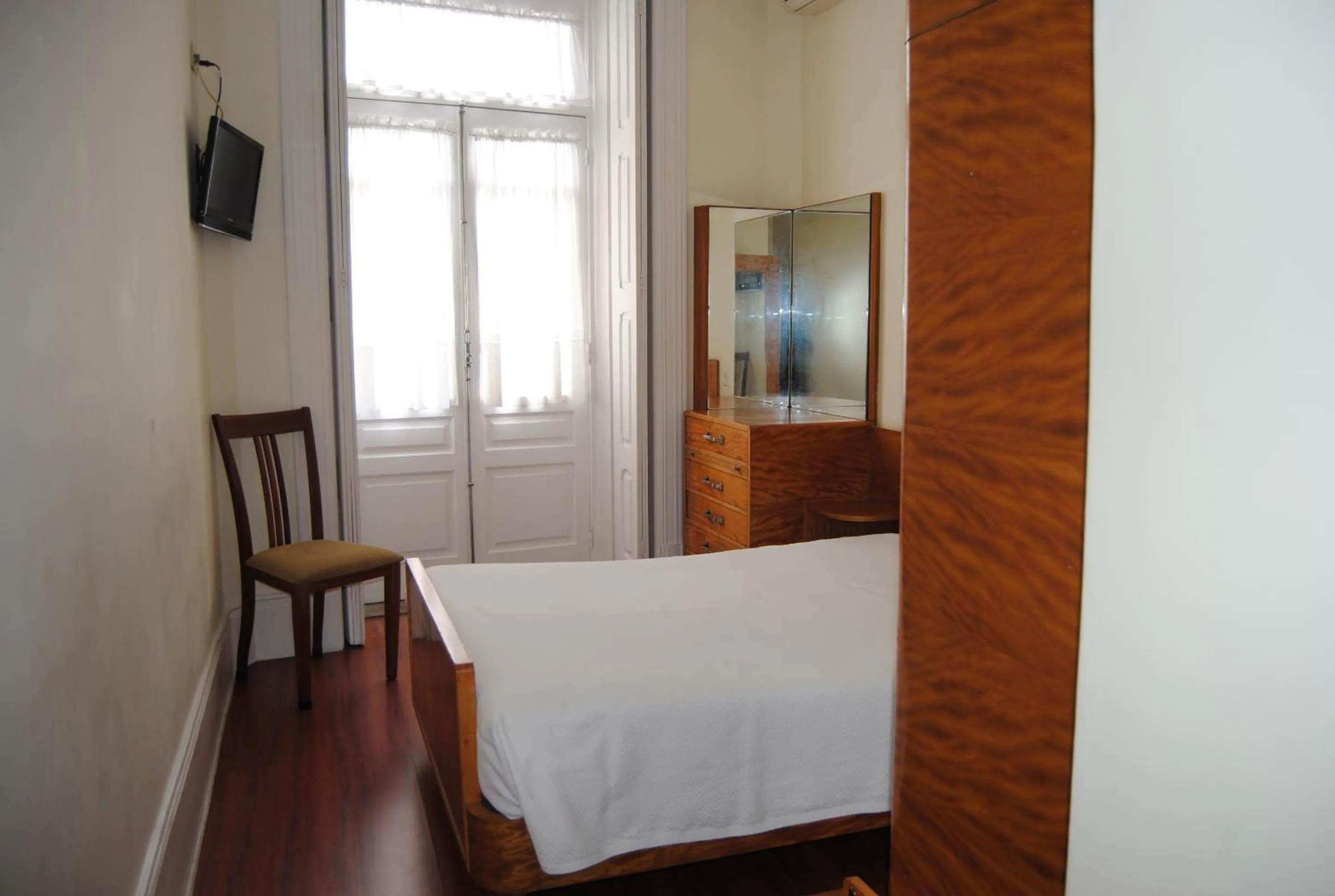 Photo of the whole room, Bed in Hotel Peninsular- Porto