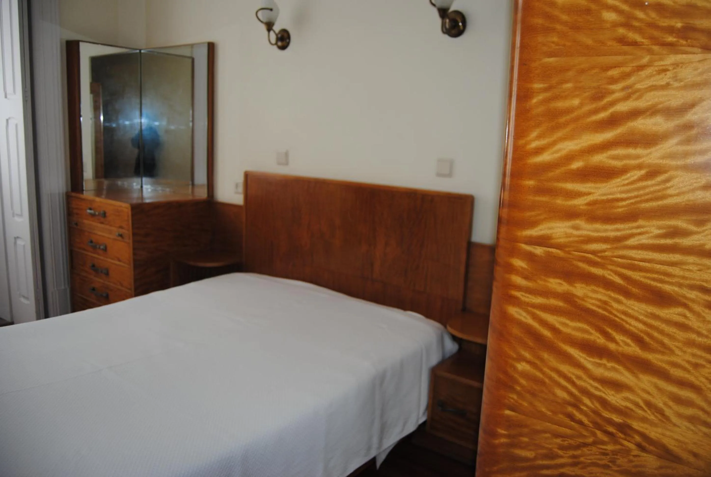 Photo of the whole room, Bed in Hotel Peninsular- Porto