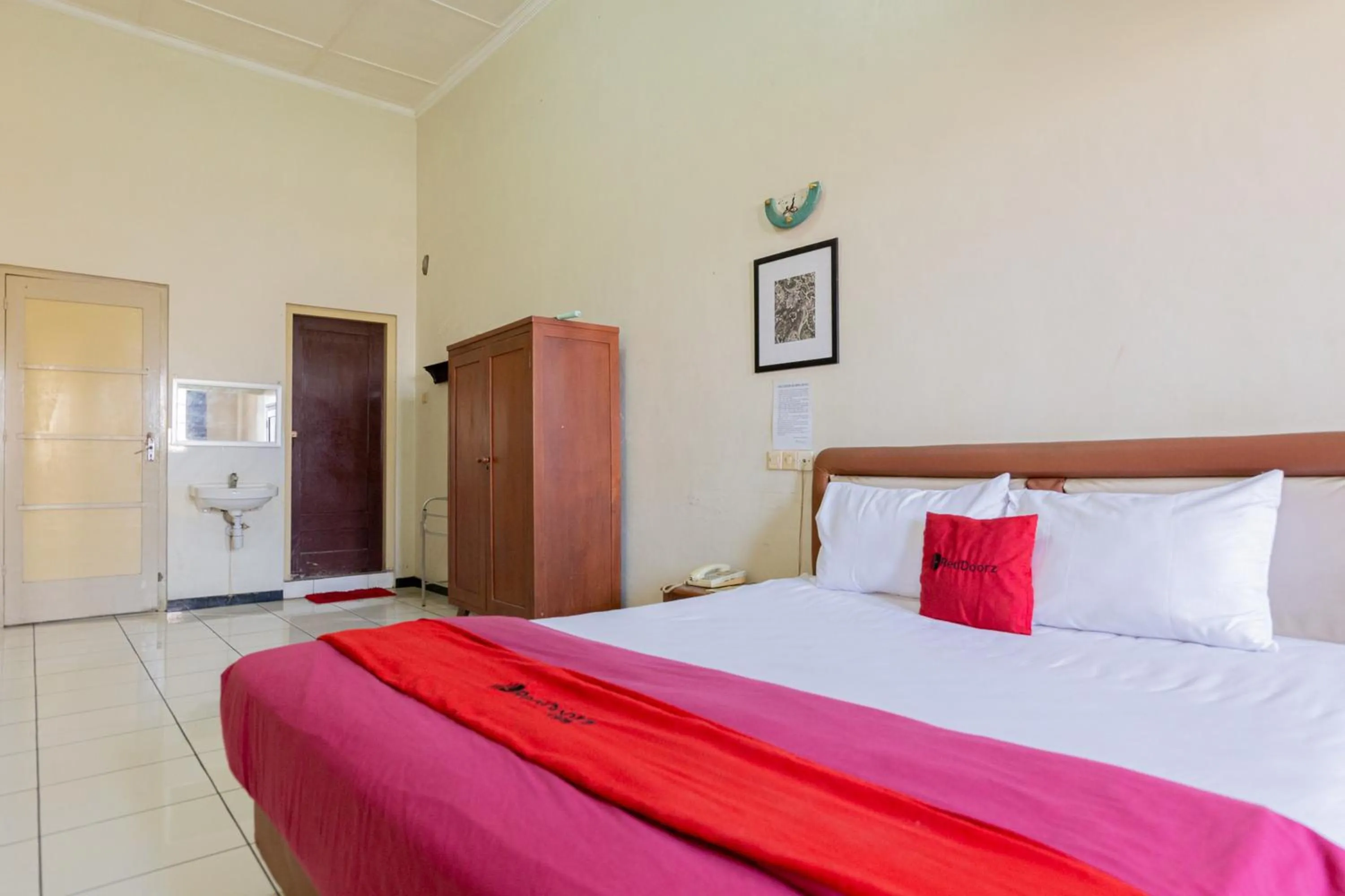 Bedroom, Bed in RedDoorz @ Urip Sumoharjo